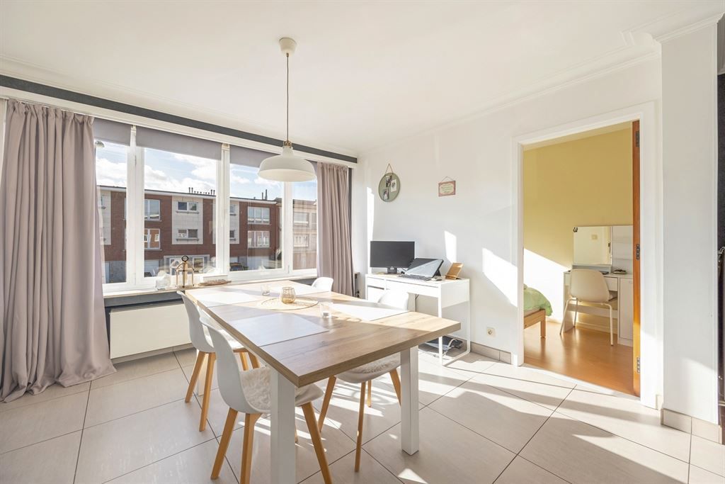 Instapklaar appartement met terras nabij Rivierenhof foto 3