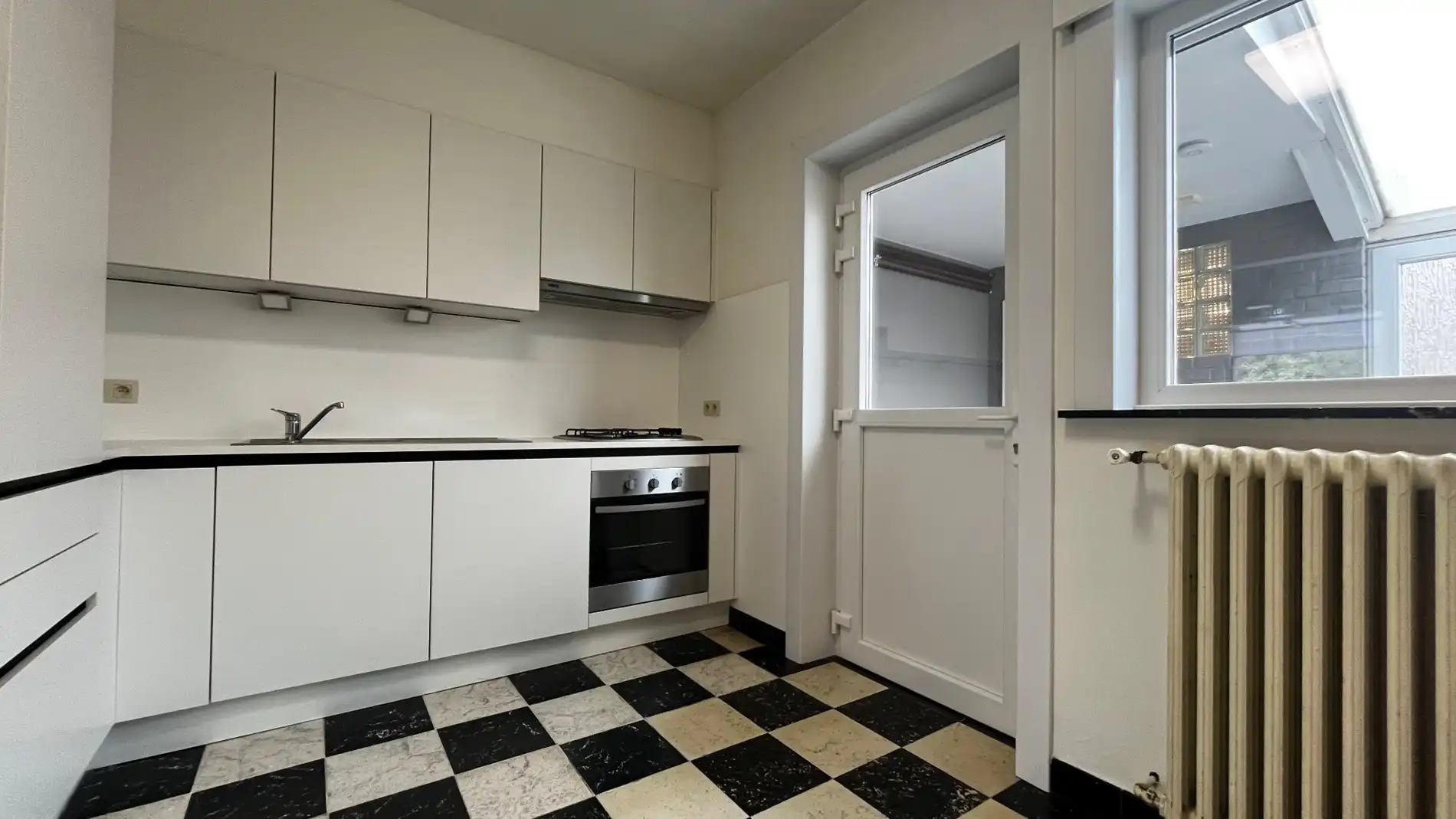 Grote woning met mogelijks vier kamers, garage en ruime tuin foto 9