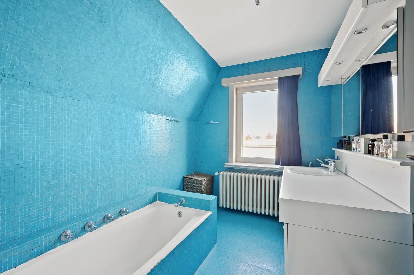 Unieke eigendom met vrijstaande woning met kantoor, loods en een grote dubbele garage foto 15