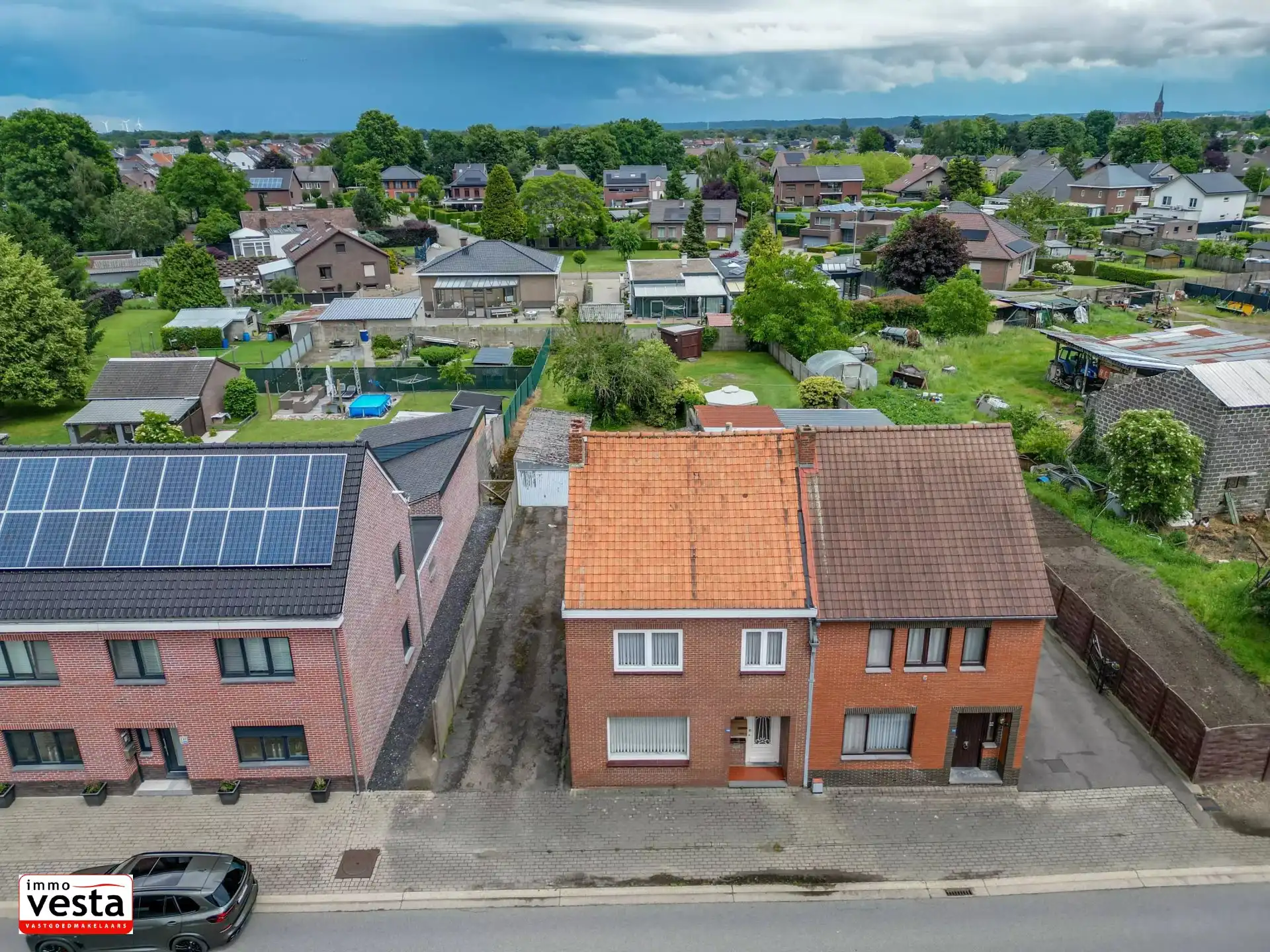 Ruime, centraal gelegen woning met renovatiepotentieel foto 2