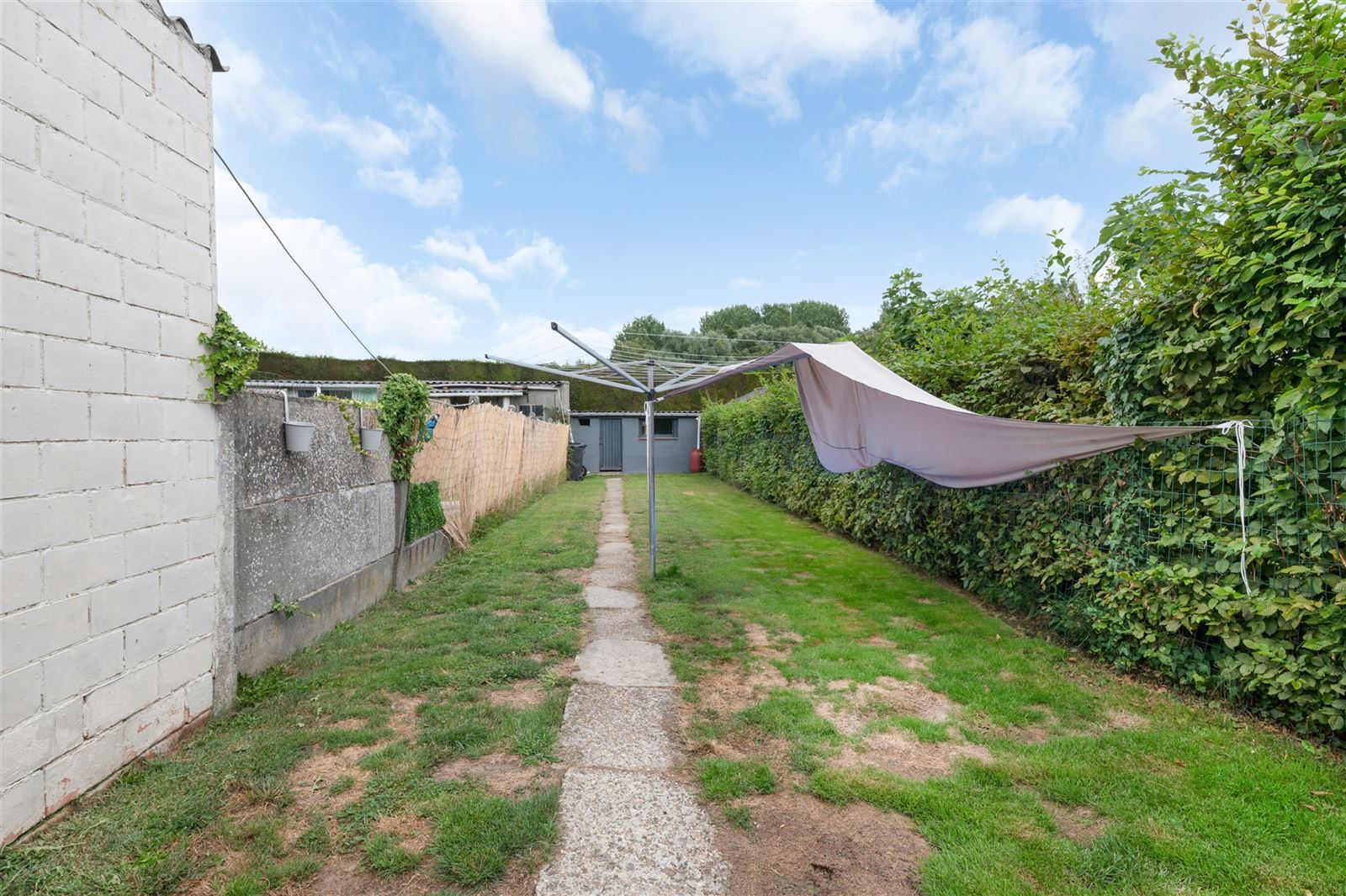 Instapklare rijwoning in rustige straat te Nieuwerkerken foto 4