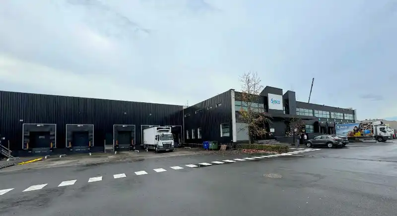 Magazijn met kantoor te huur foto {{pictureIndex}}