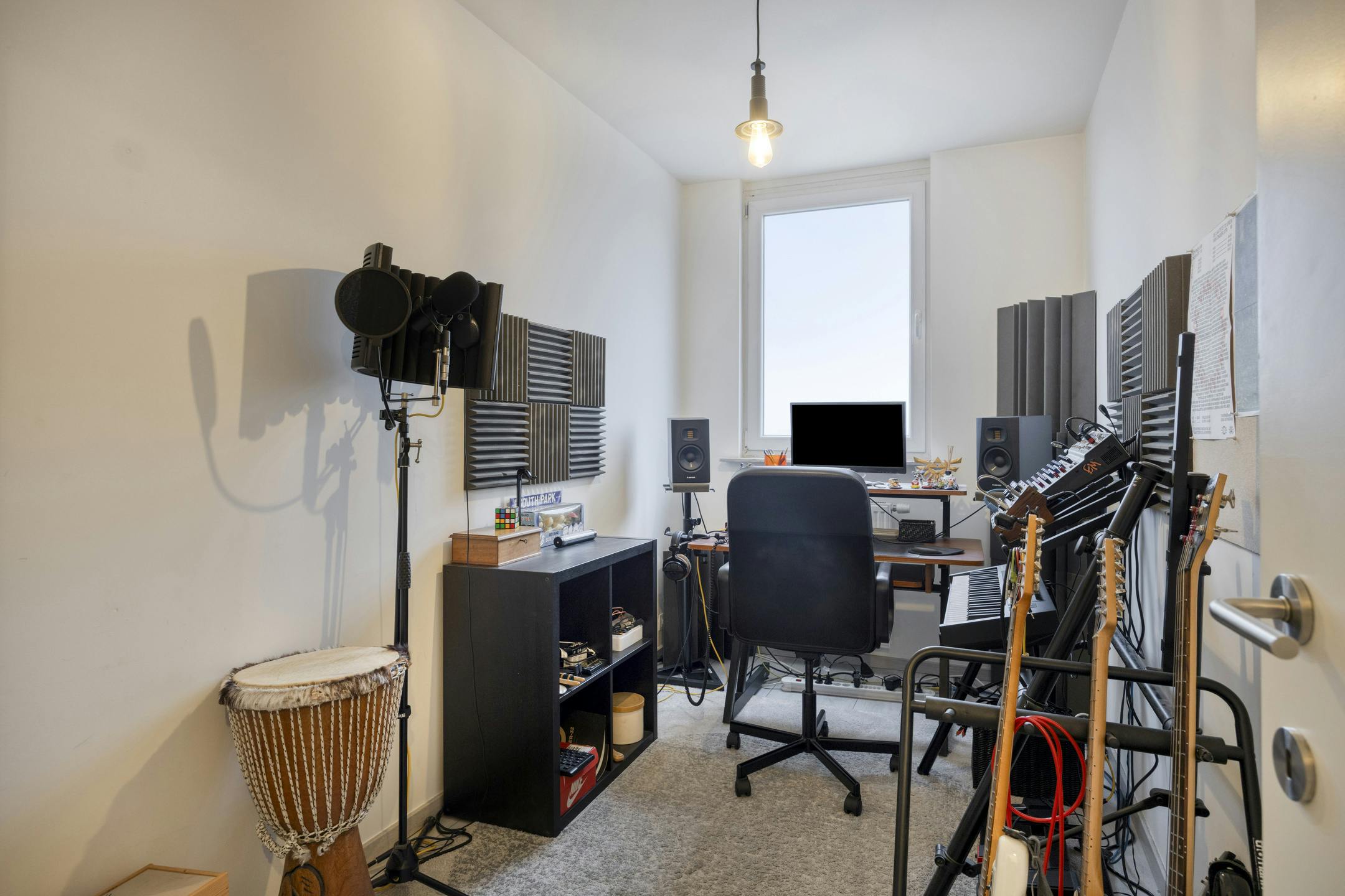 Instapklaar 2-slaapkamerappartement te koop in Berchem foto 12