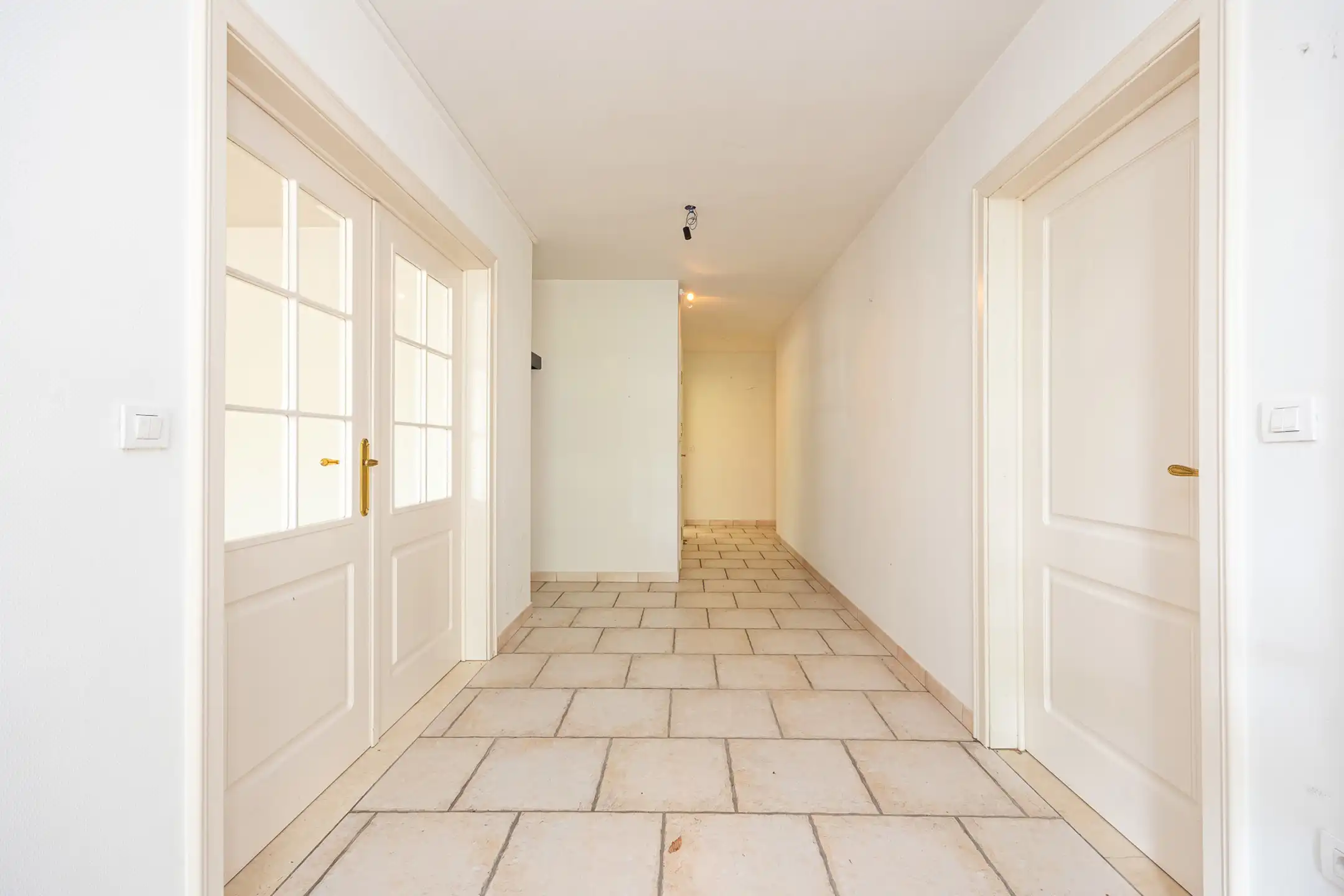 Ruime villa met 2 (mog. 3) slaapkamers op 2.030 m² op het ZW foto 4