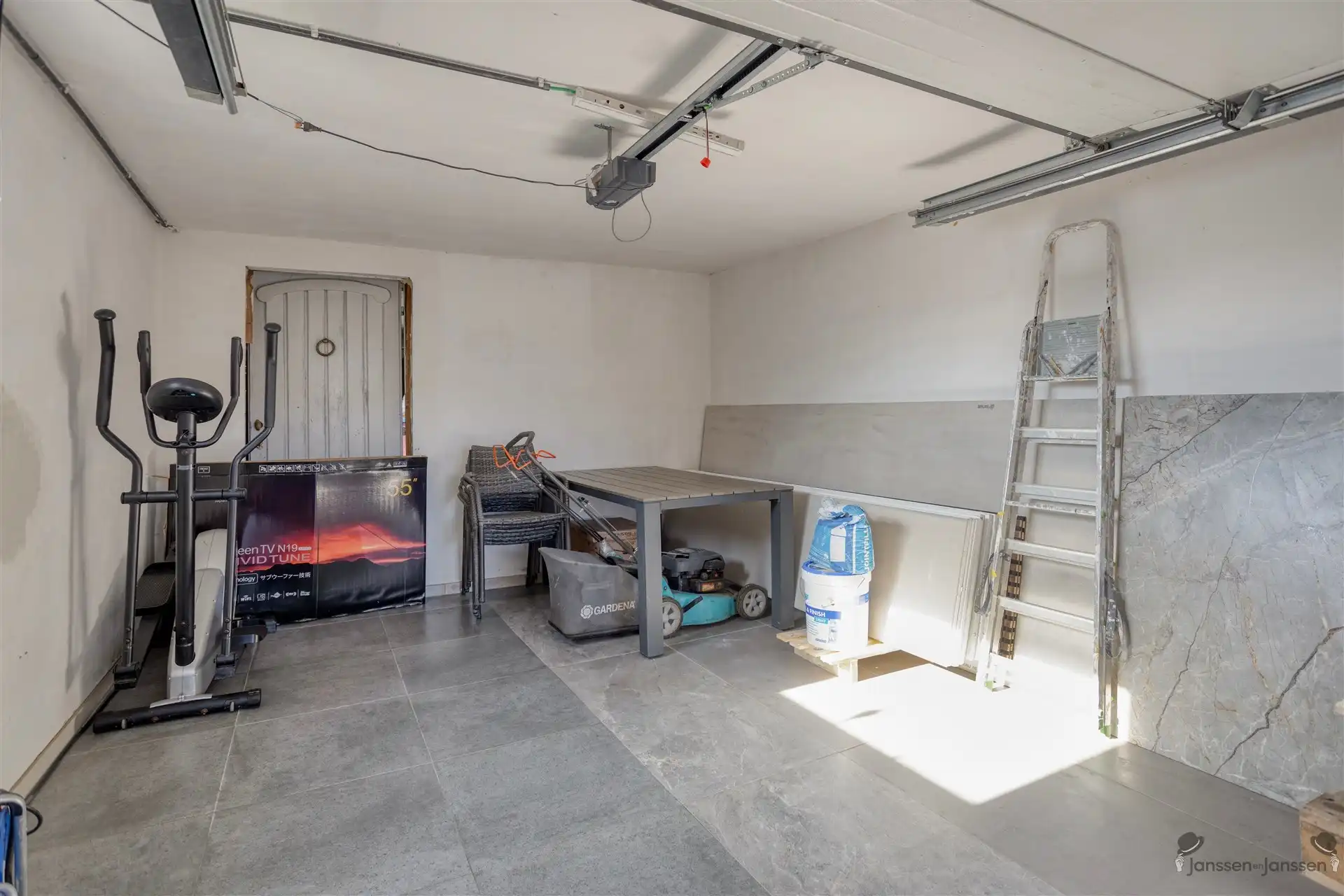 Volledig gerenoveerde HOB op topligging aan rustig pleintje te Genk foto 21