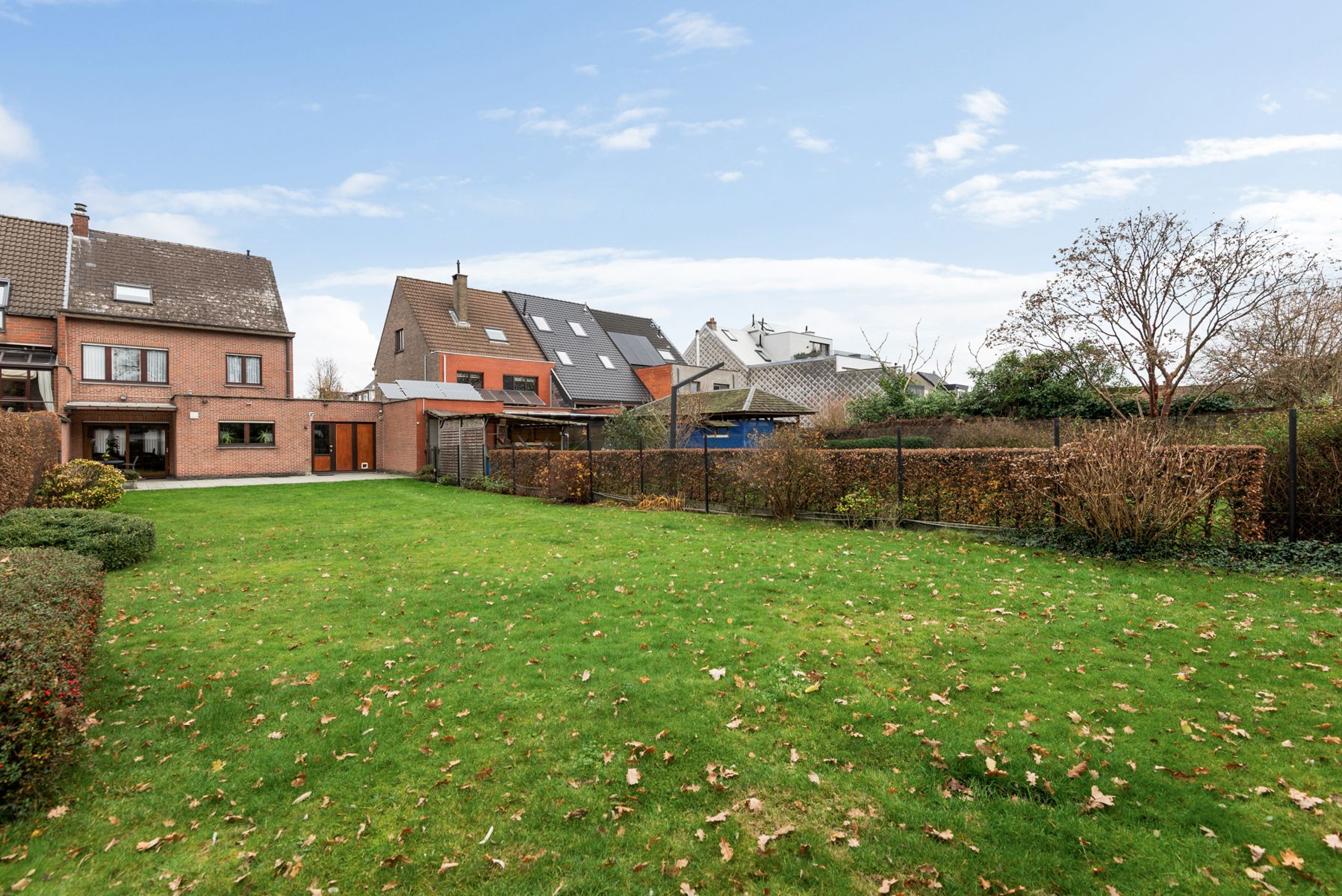 Kom de ruimte ontdekken in en achter deze halfopen bebouwing foto 4