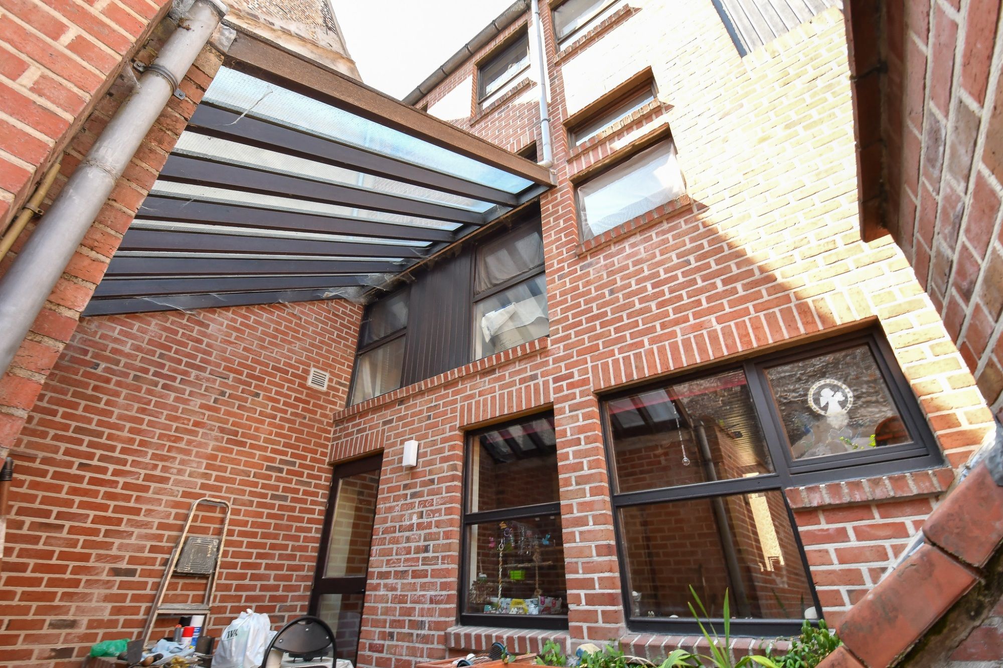 Ruime lichtrijke hoekwoning met 4 slpk en stadskoer foto 2