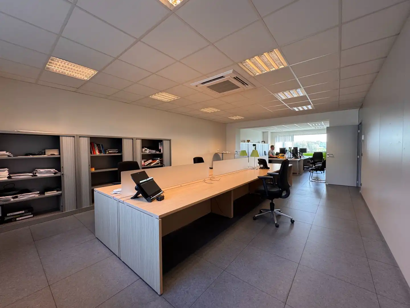 Instapklare kantoorruimte van 450 m² met ruime parking te Oostkamp foto {{pictureIndex}}