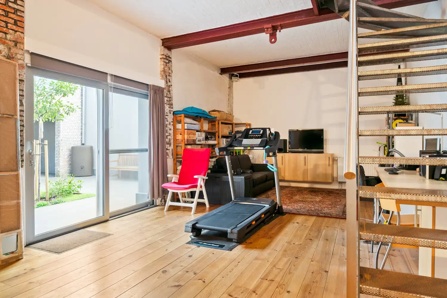 Ruime stadswoning met 4-5 slaapkamers, garage, sauna en buitenruimte! foto 7