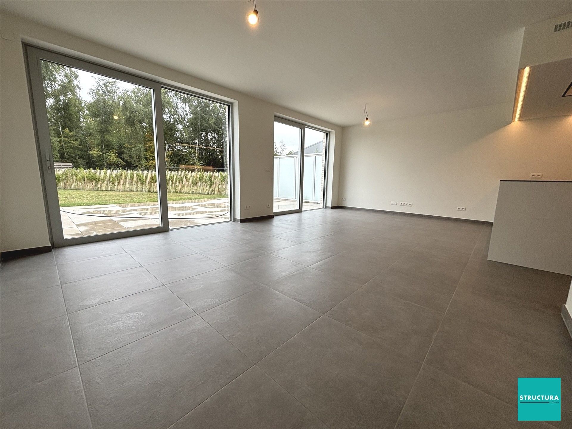 Ruim nieuwbouw appartement met tuin en staanplaats foto 4
