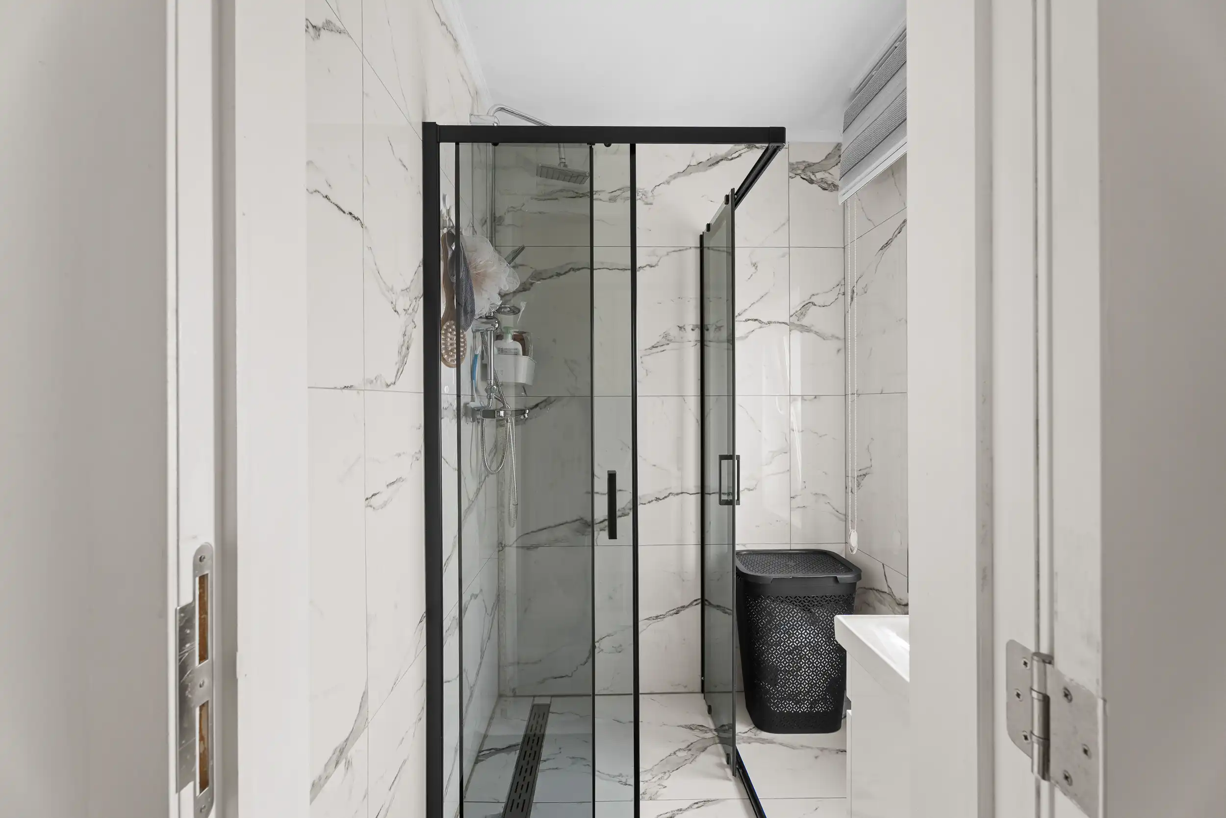 Centrum gelegen gezinswoning met garage en tuin! foto 9