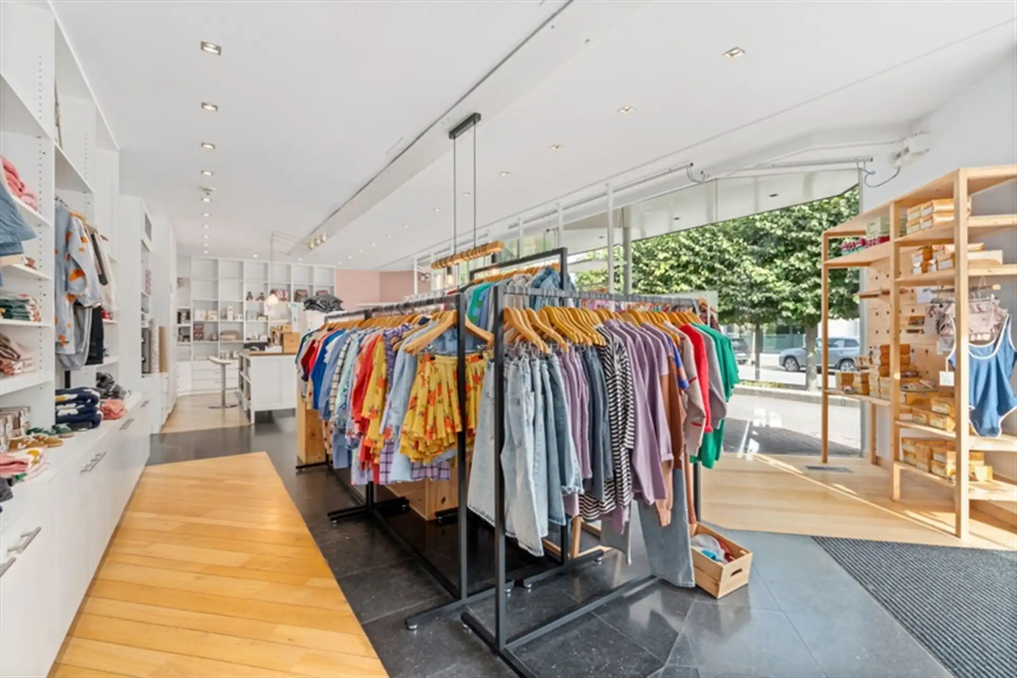 Handelspand met ruime privé parking in centrum Evergem foto 7