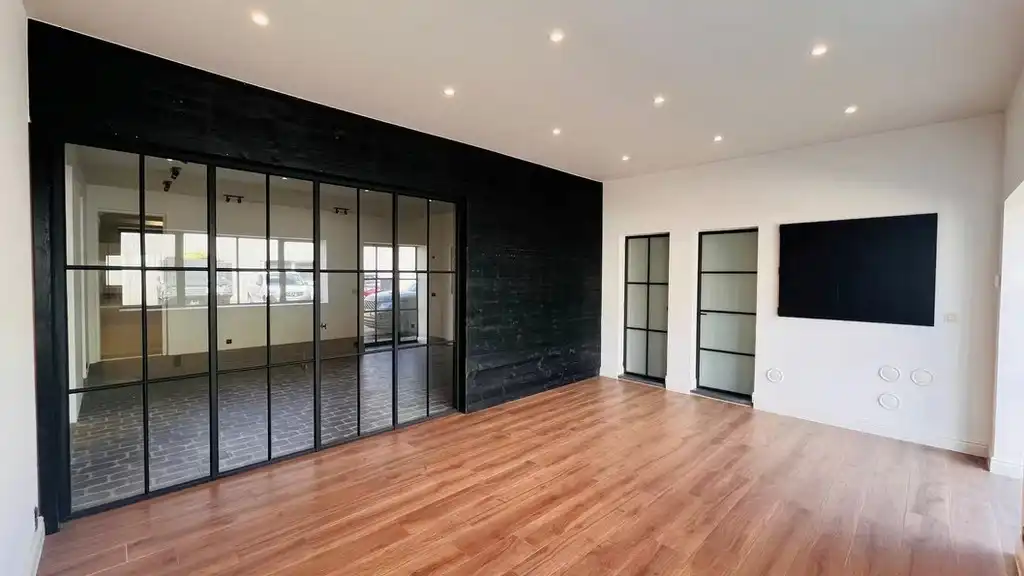 Magazijn met ingericht kantoor te huur in het industriepark te Malle foto 6