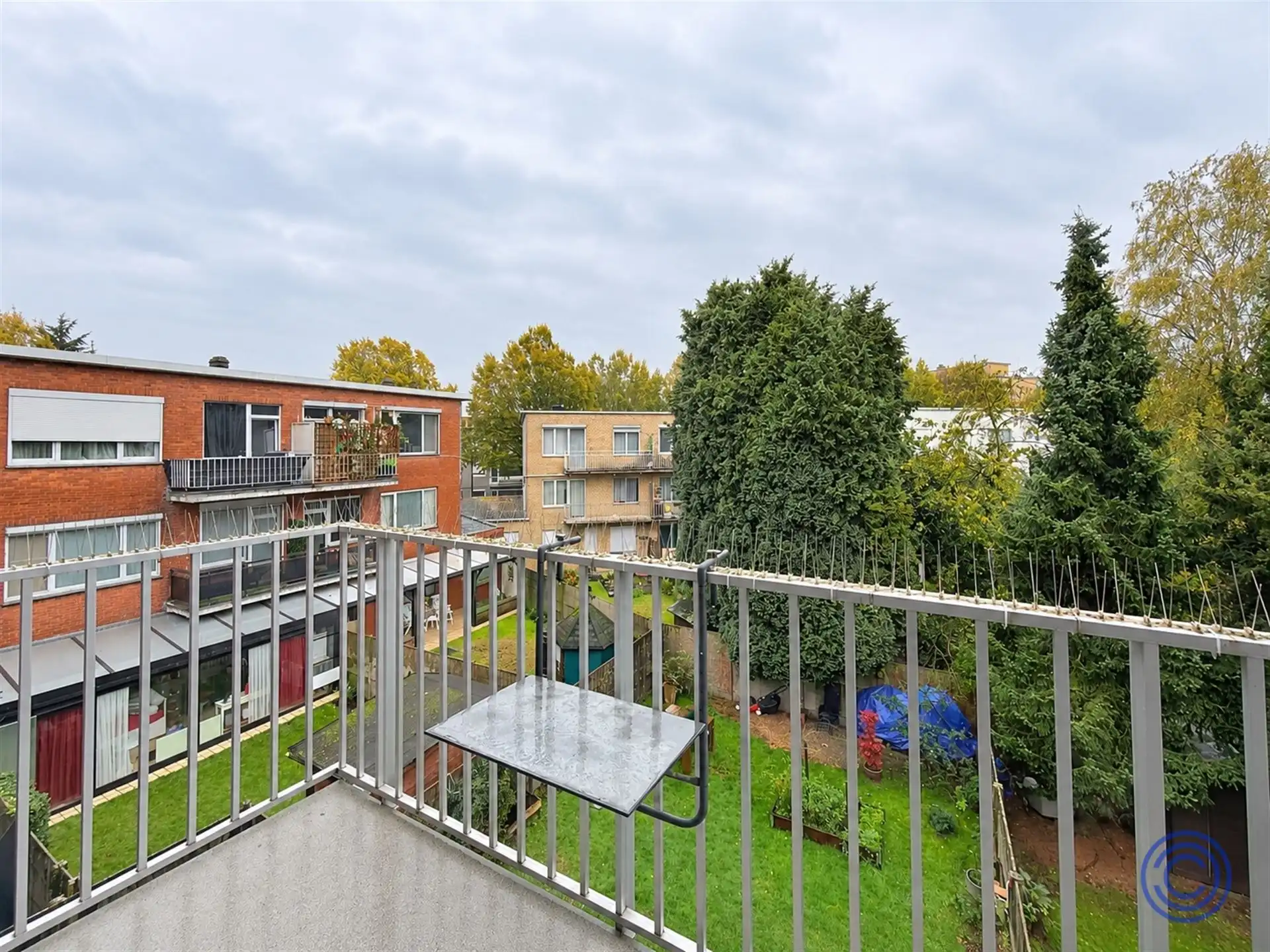 Op te frissen 2-slpk appartement met terras in rustige woonwijk! foto 2