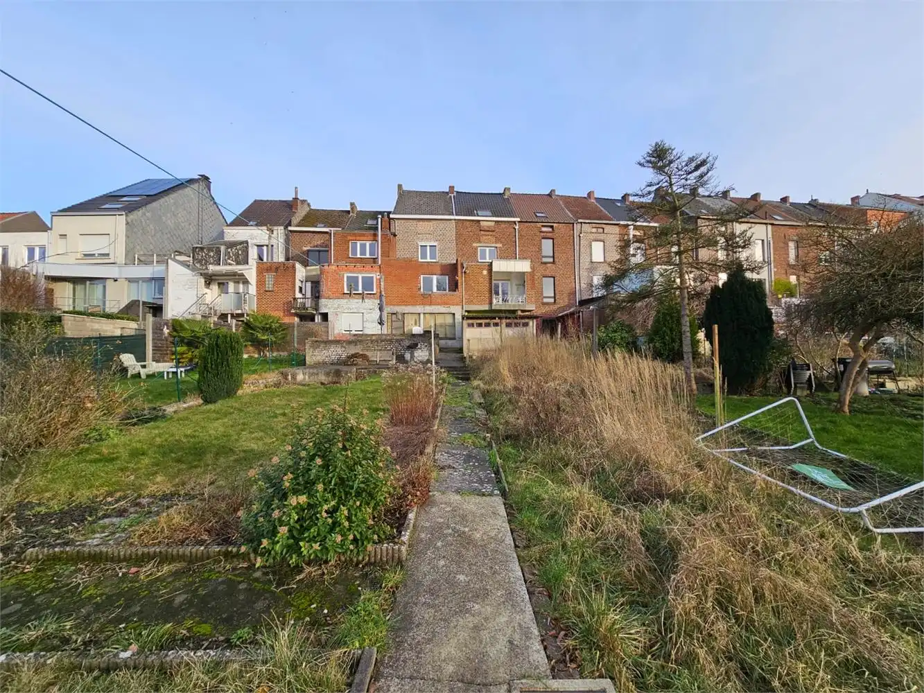 Ruime, praktische woning met tuin foto 2