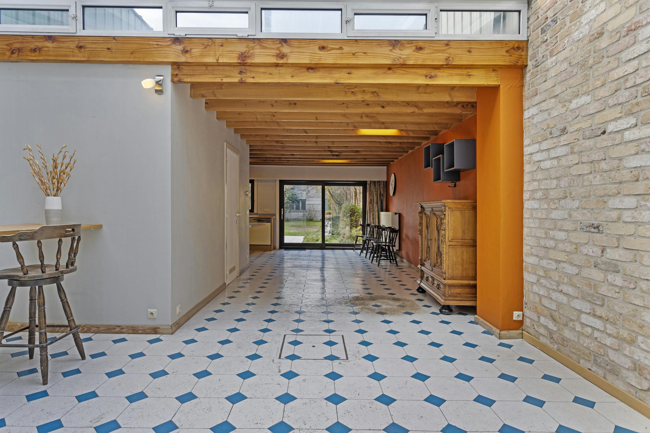 Ruime woning met 4 slaapkamers en leuke tuin in Roeselare! foto 2