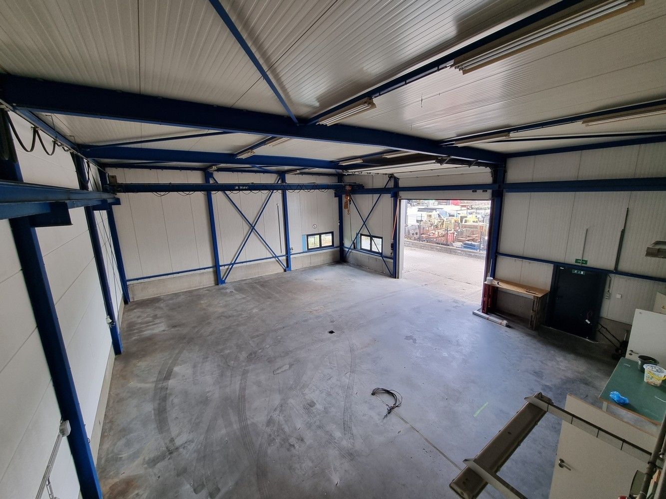 Uitstekend gelegen industrieel gebouw/magazijn met kantoorruimte (400m²) foto 3
