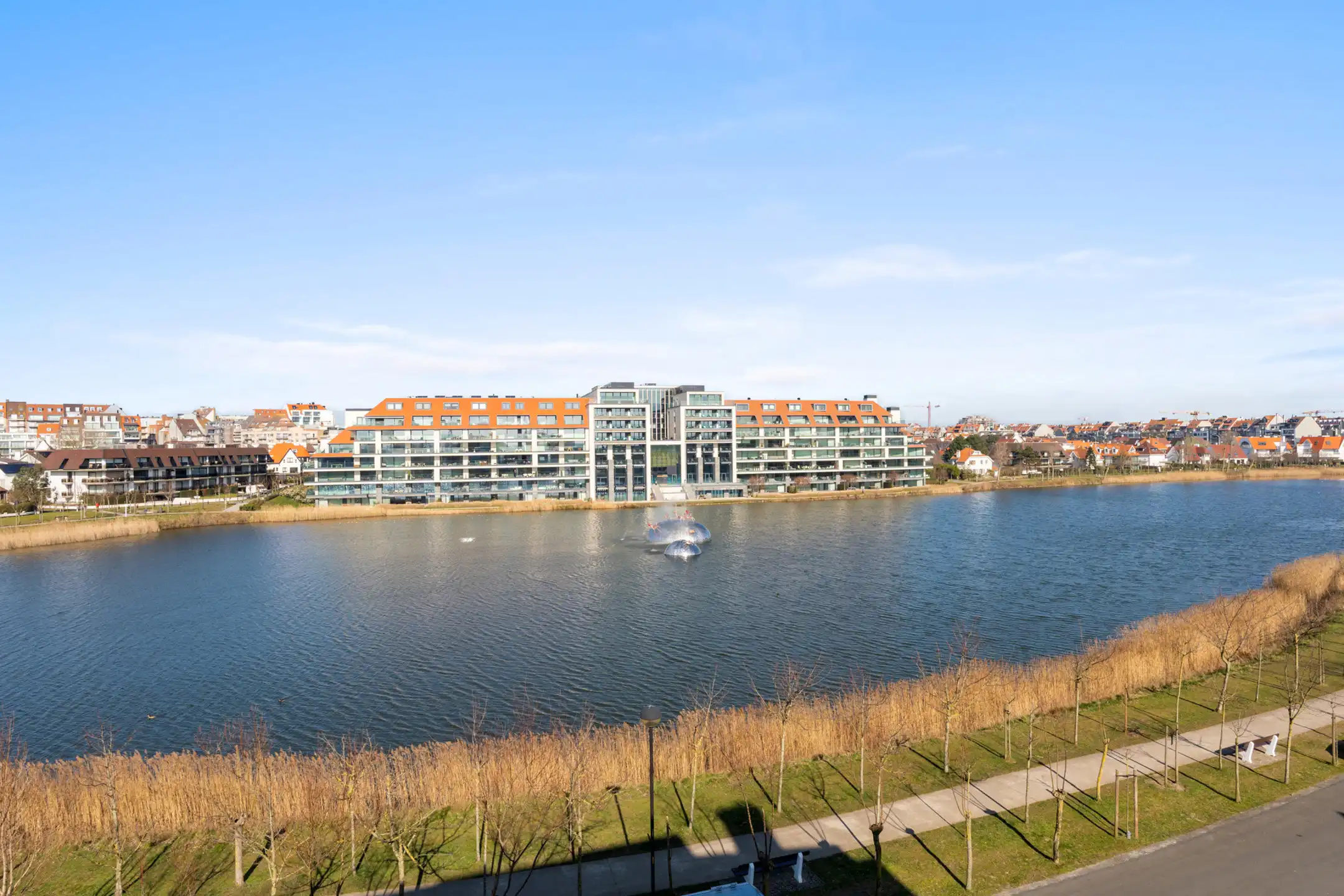 Prachtig appartement met zicht over het Zegemeer te Knokke. foto {{pictureIndex}}