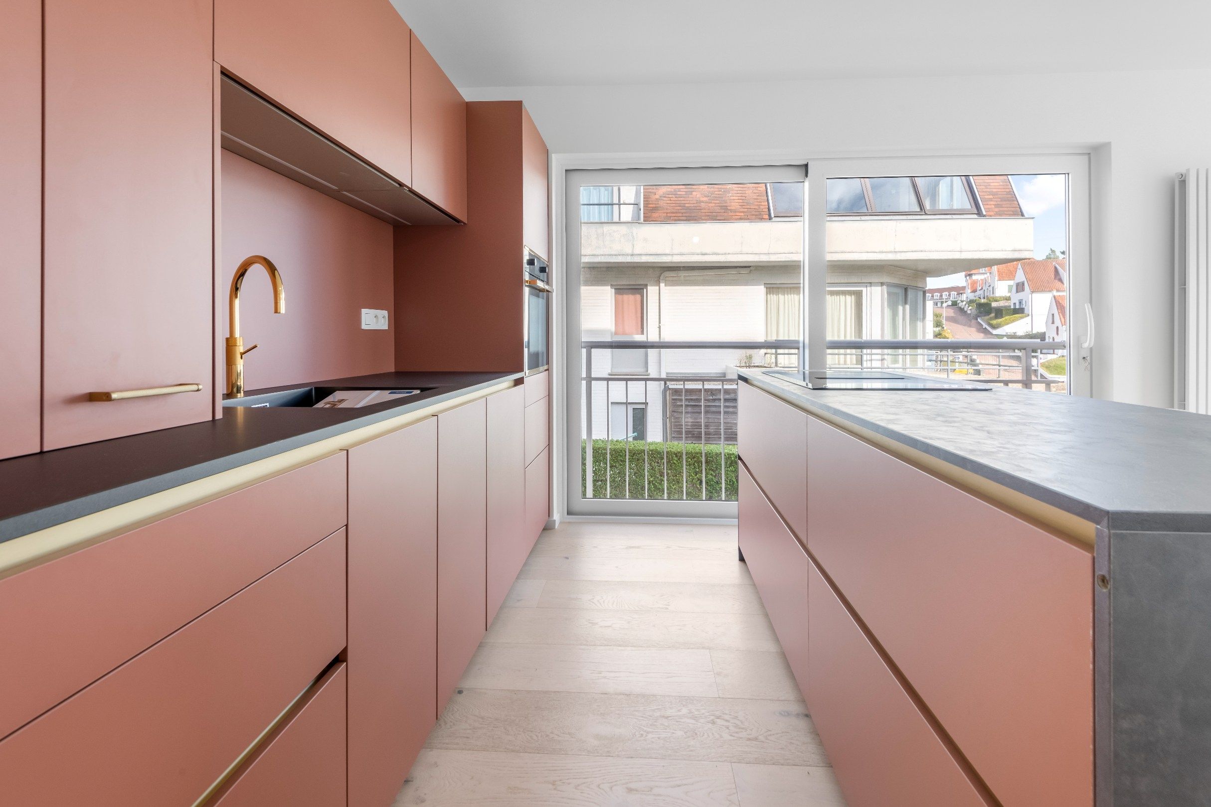 Zuidgericht hoekappartement in villa residentie met open zicht gelegen op 100 meter van de Zeedijk foto 9