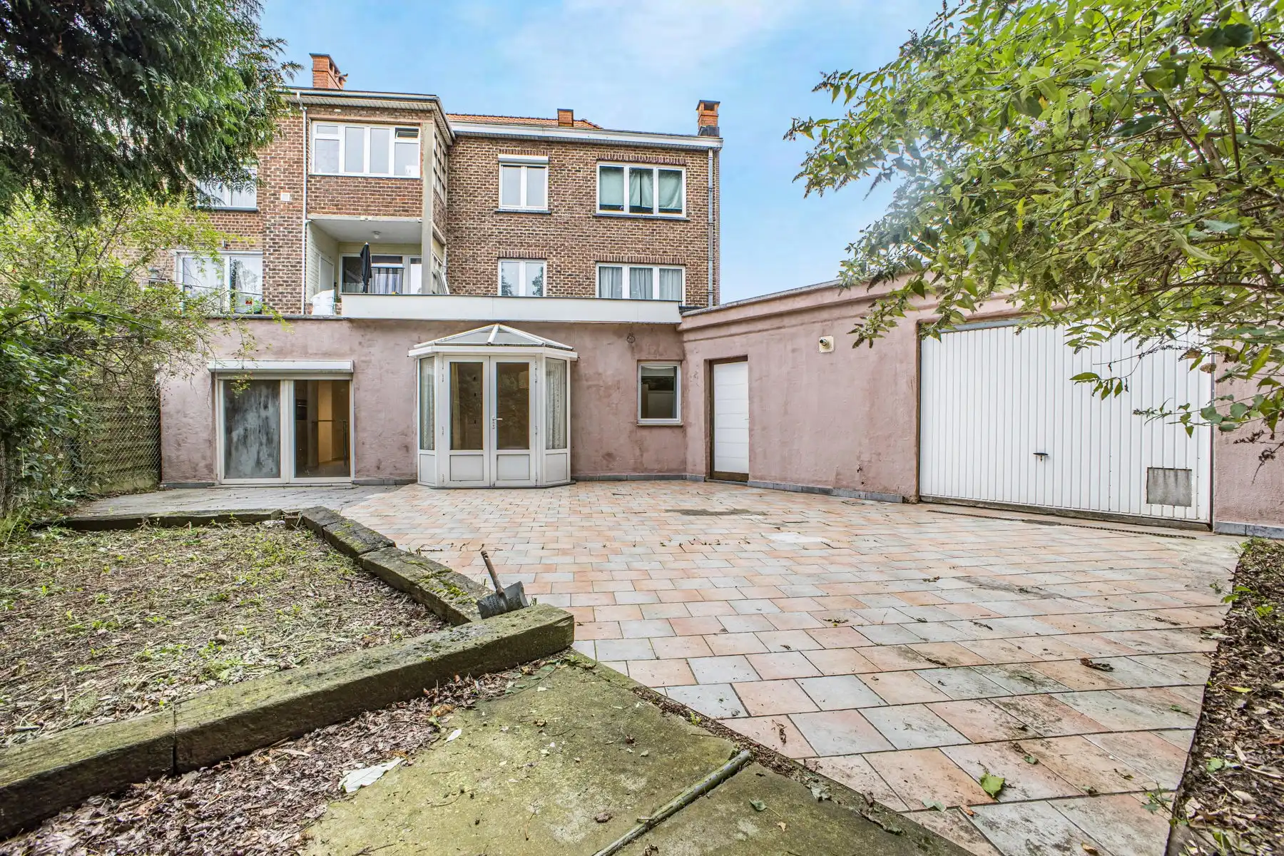 Goed gelegen appartement met koer en garage foto {{pictureIndex}}
