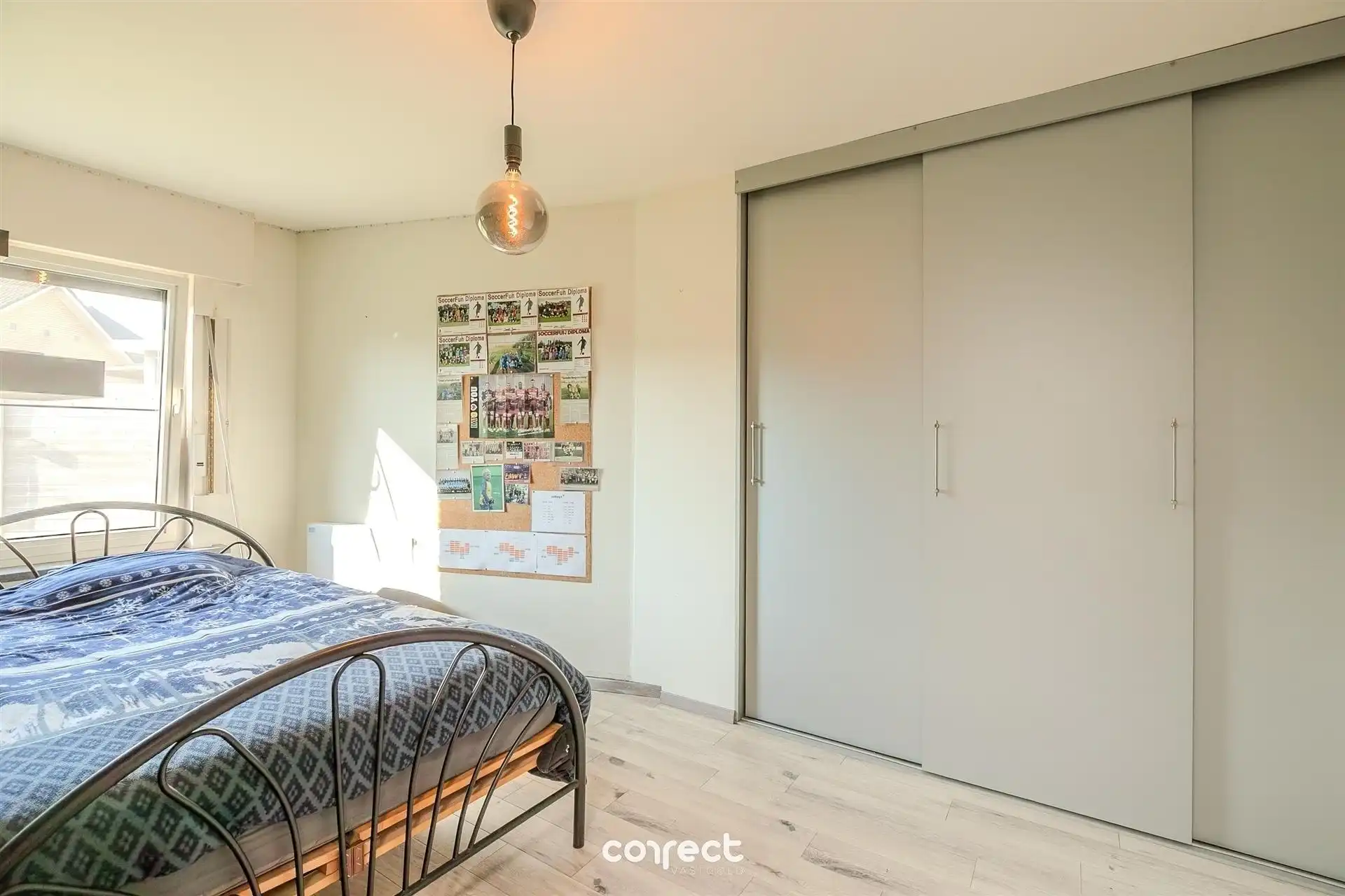 Ruime, open bebouwing met 5 slaapkamers en grote garage. foto 9