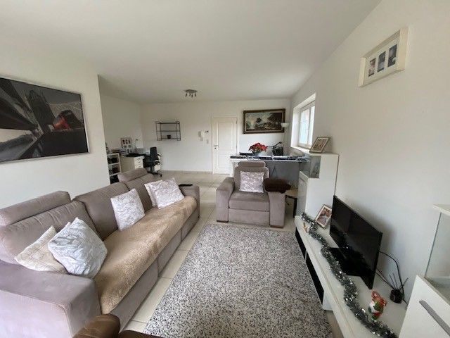 Ruim gelijkvloers appartement met terras en carport. foto 4