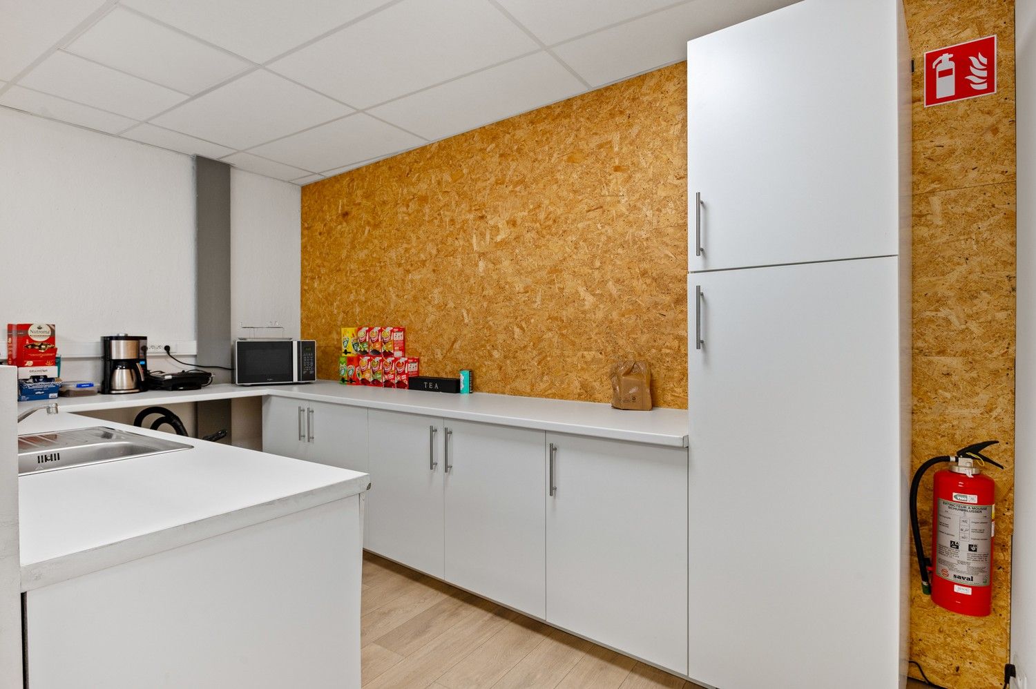 Functioneel magazijn met kantoorruimte en parkeergelegenheid op toplocatie! foto 11