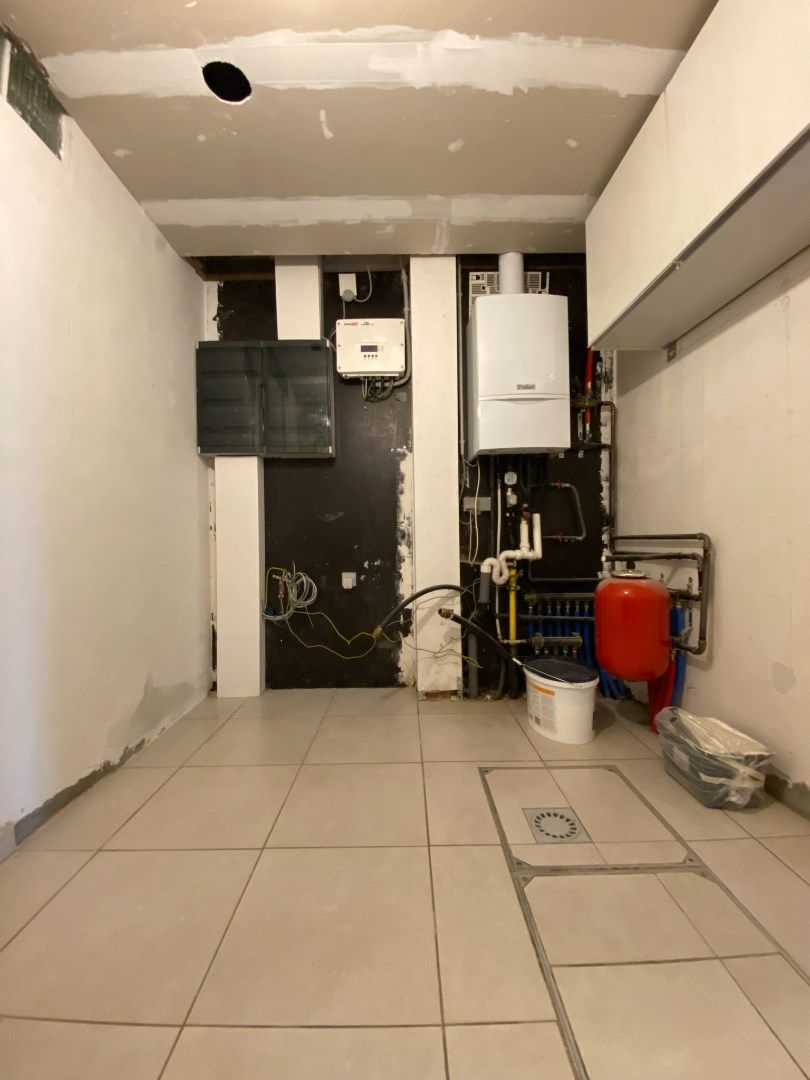 Volledig vernieuwde rijwoning met grote tuin, uitweg en parking. foto 8