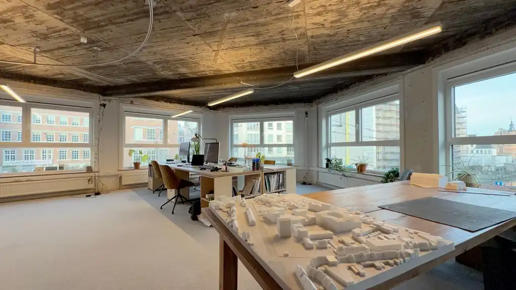 Lichtrijk kantoor te huur in hartje Gent foto 2