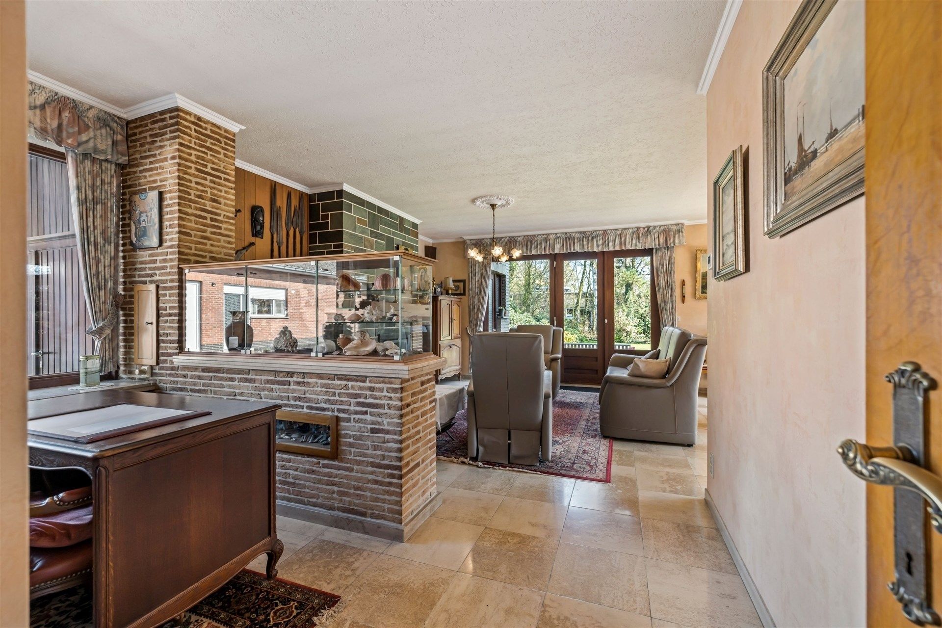 Uitstekend gelegen gezinswoning (type bungalow) met 4 slaapkamers, garage en een aangename tuin (1.067m²) foto 3