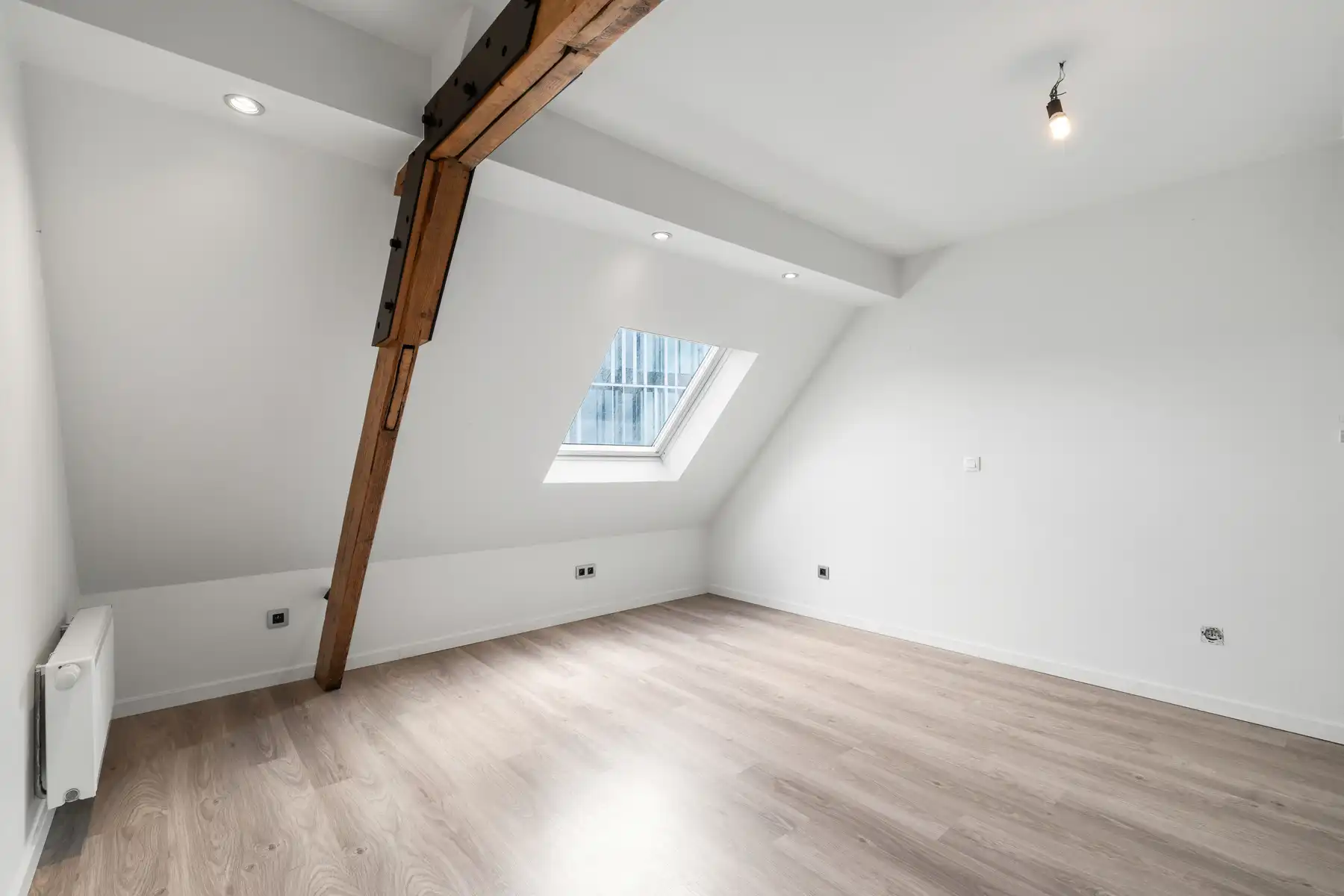 Verrassend ruime grotendeels al gerenoveerde woning, 4 slpks foto 14