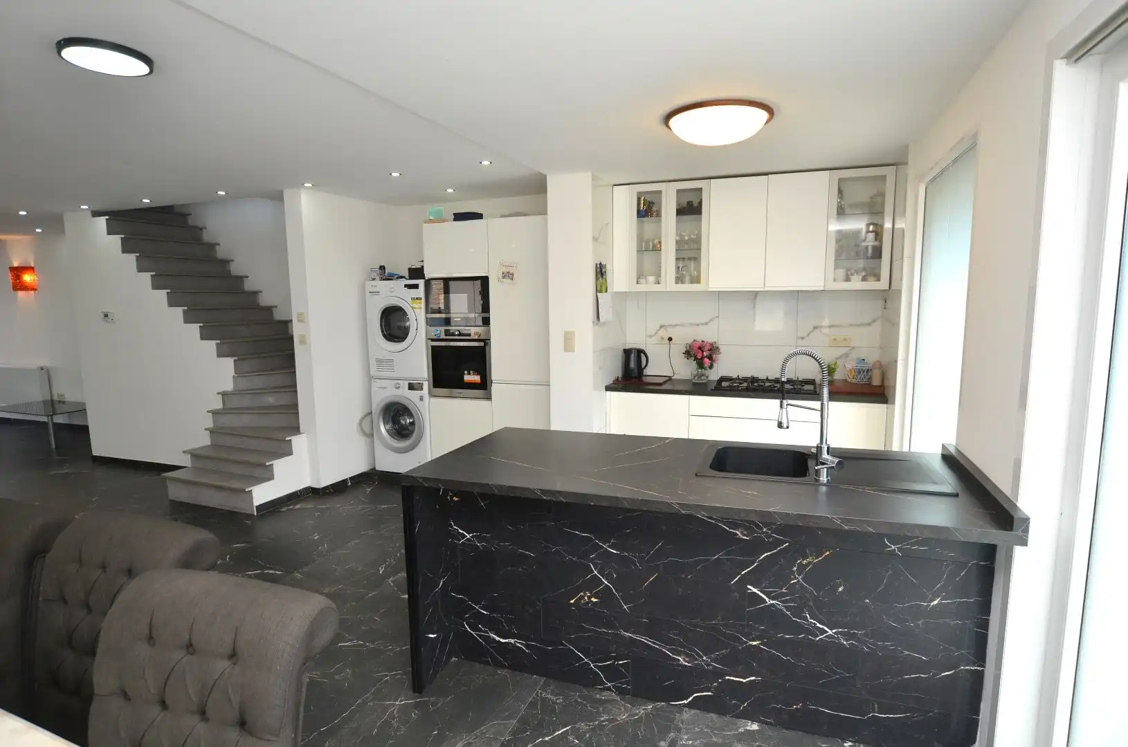 Mooi gelegen gerenoveerde half-open bebouwing (Kangoeroewoning) foto 3