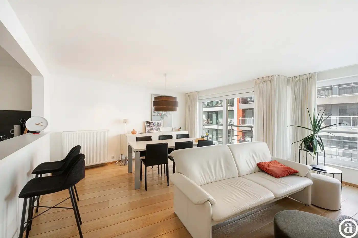 Ruim en lichtrijk gemeubeld appartement nabij winkels en strand nabij Rubensplein. foto 4