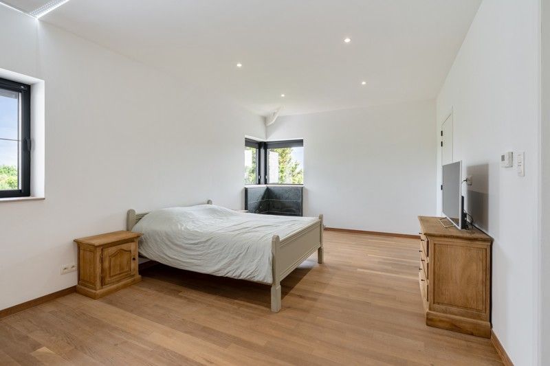 Zeer ruim en stijlvol penthouse met tuin en garage foto 18