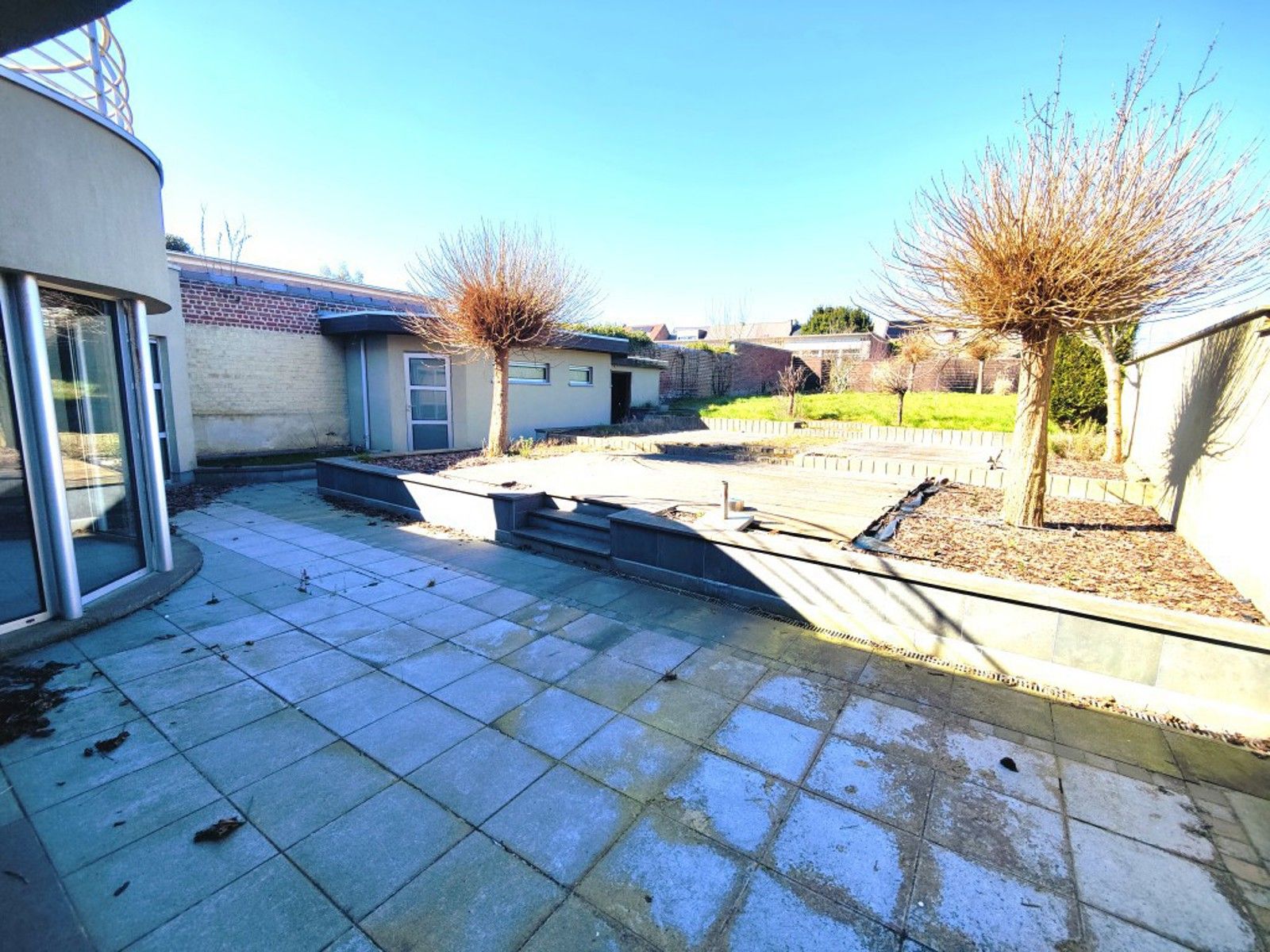 Ruim multifunctioneel pand met tuin foto 3