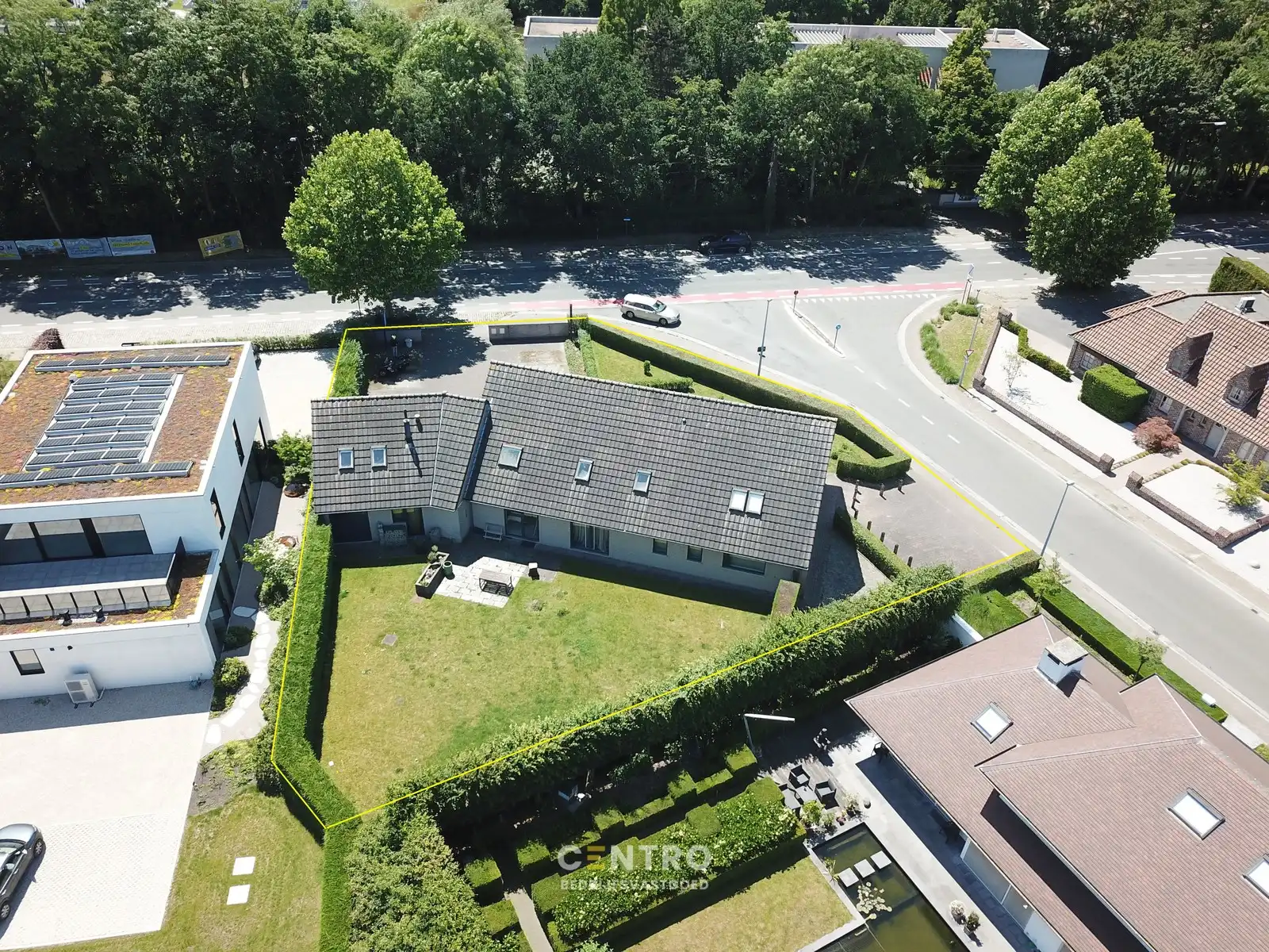 Ruim (430m²), multifunctioneel pand (bewoning, kantoor, praktijk, horeca, ...)  op ZICHTLOCATIE langs invalsweg Roeselare (vlakbij de ring R32). foto {{pictureIndex}}