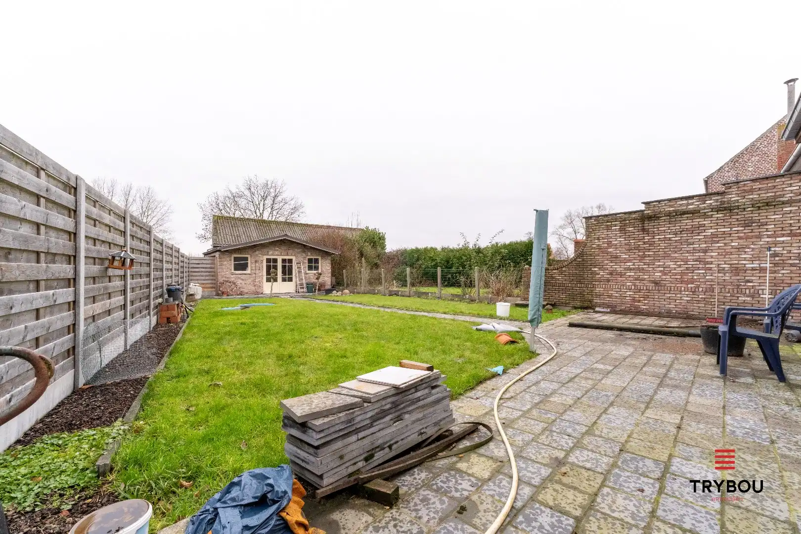 Kloeke woning met tuin, 2 garages en uitweg foto 4