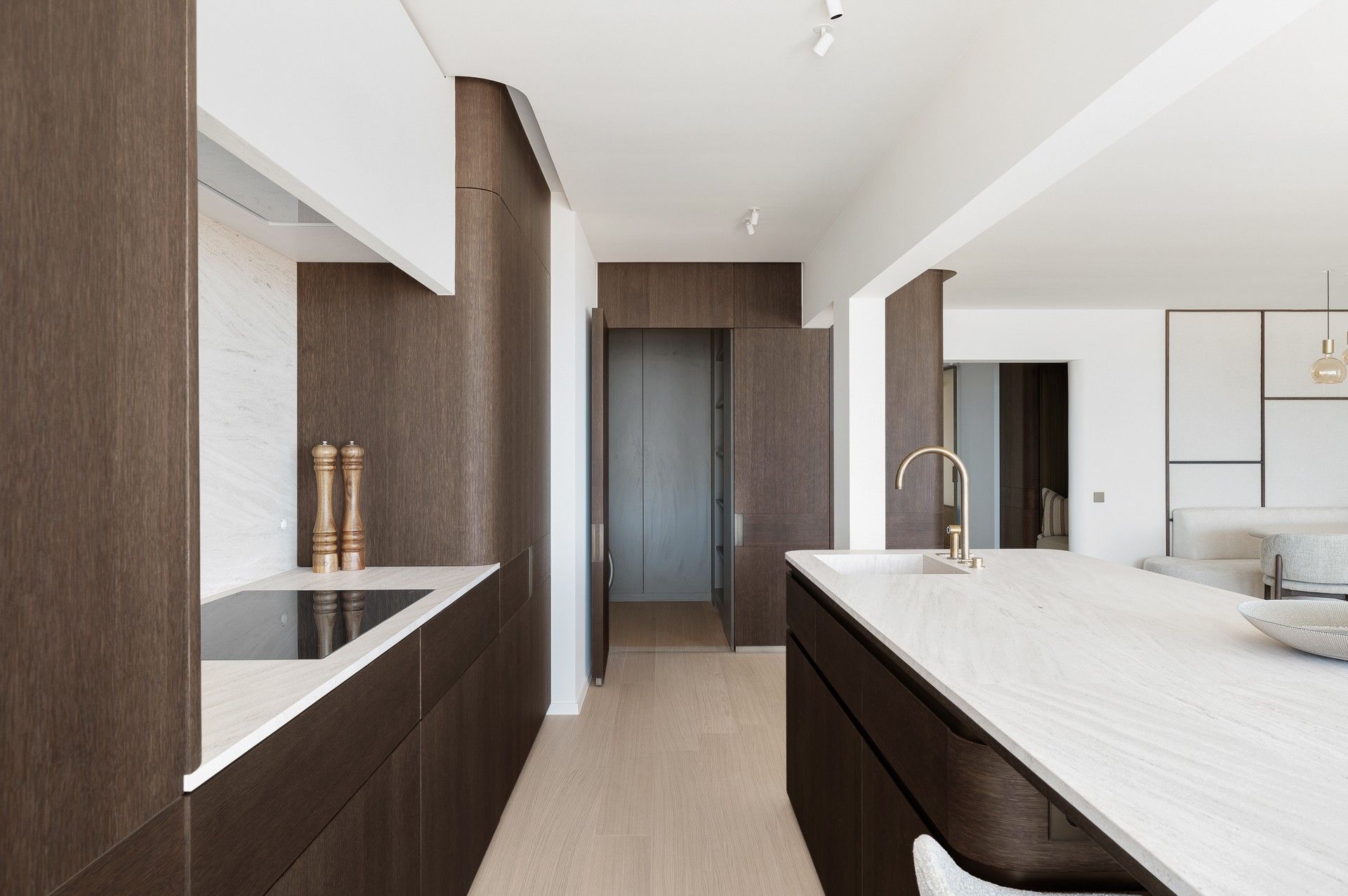 Exclusief en luxueus gerenoveerd appartement met frontaal zeezicht op topligging in Het Zoute foto 17