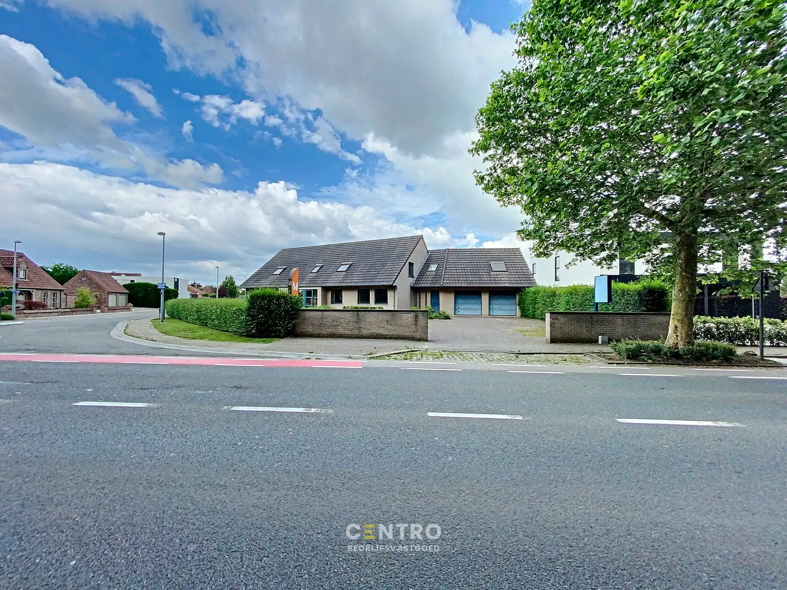 Ruim (430m²), multifunctioneel pand (bewoning, kantoor, praktijk, horeca, ...)  op ZICHTLOCATIE langs invalsweg Roeselare (vlakbij de ring R32). foto 4