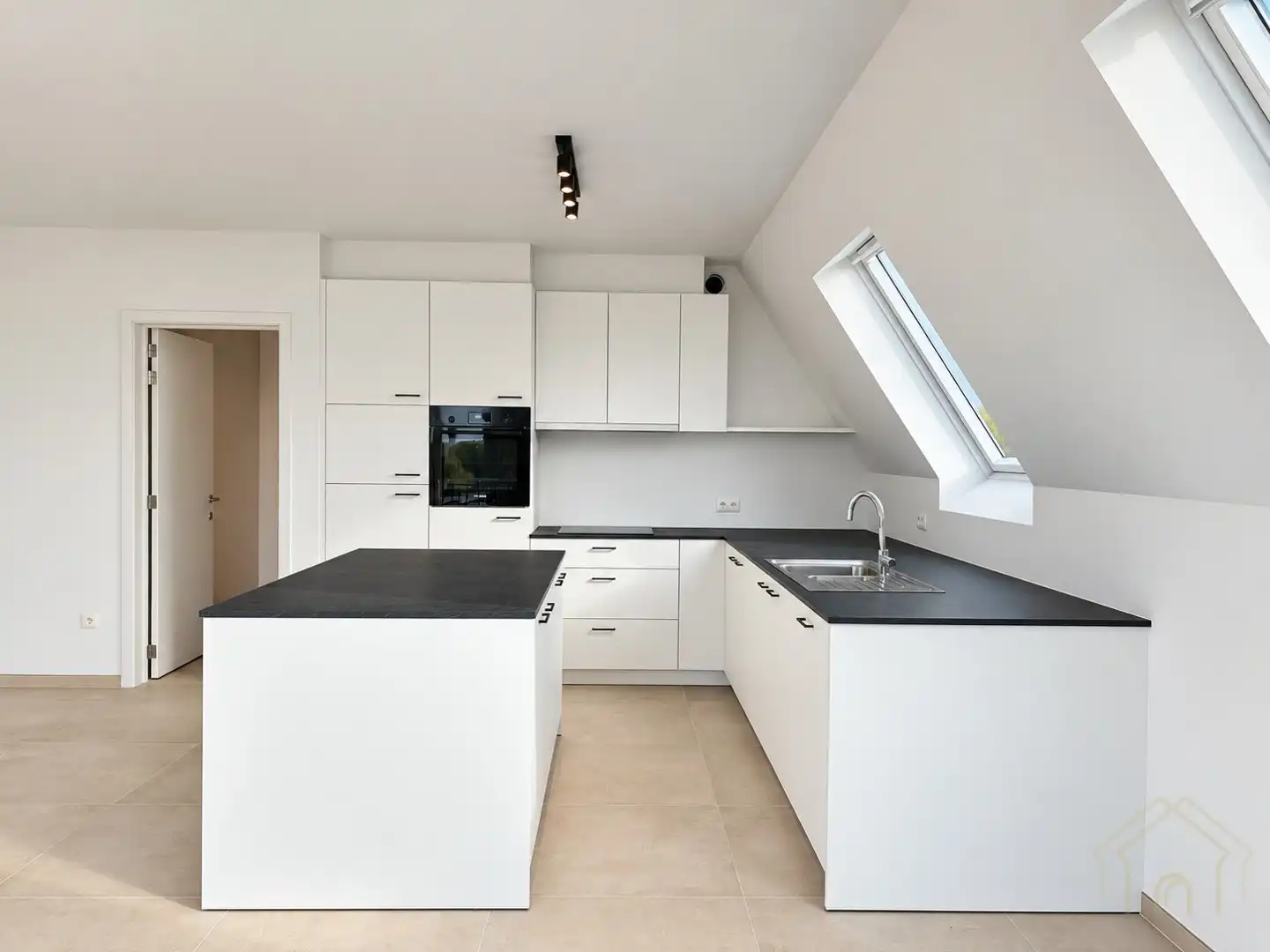 Nieuw appartement met 2 slaapkamers, garage en parkeerplaats, perfect gelegen in Menen - Te huur! foto 3