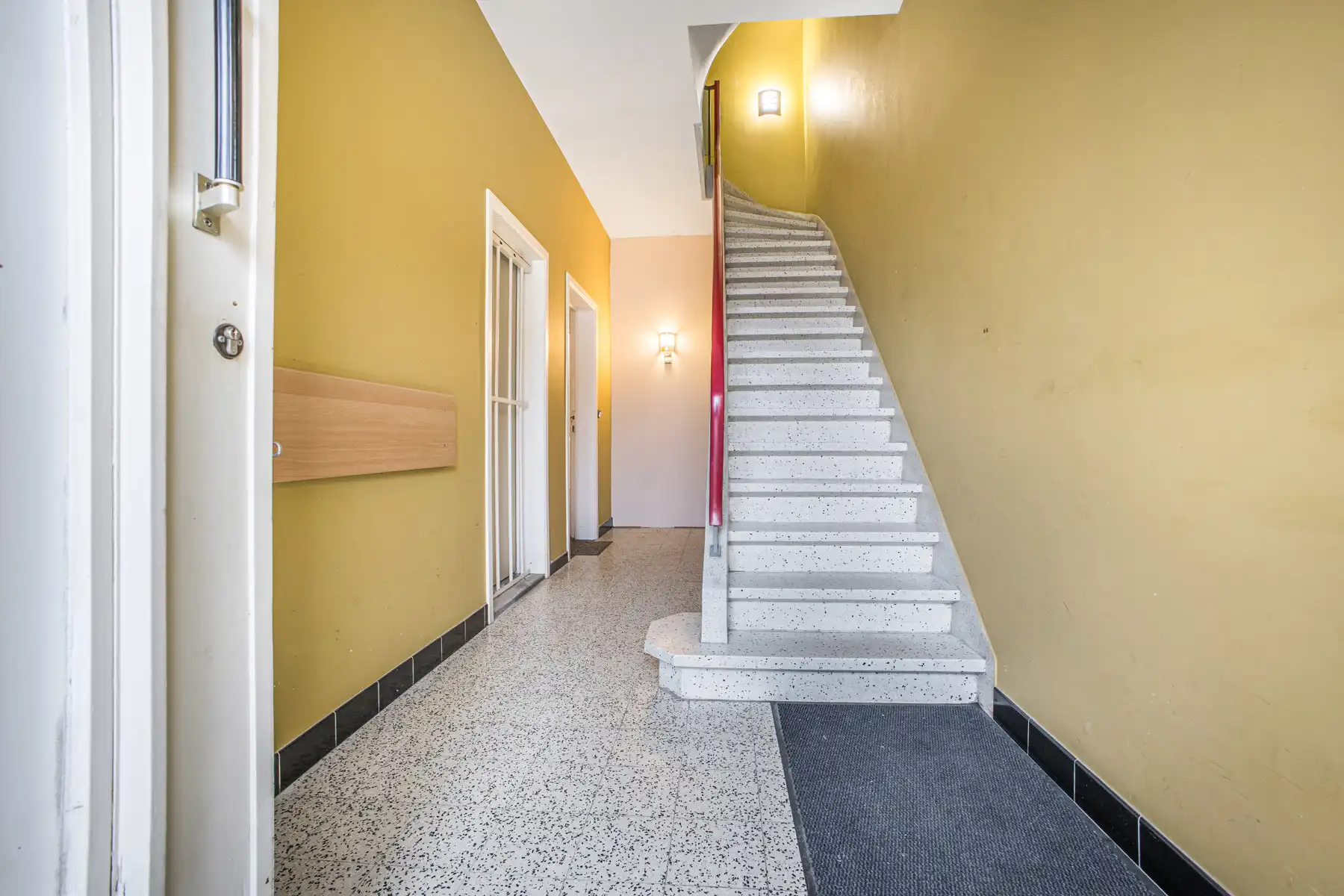 Goed gelegen appartement met koer en garage foto 2