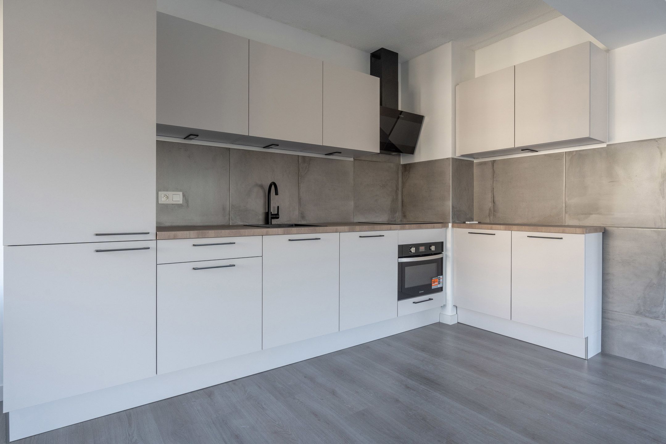 Gerenoveerd appartement met 2 slaapkamers in privépark foto 4