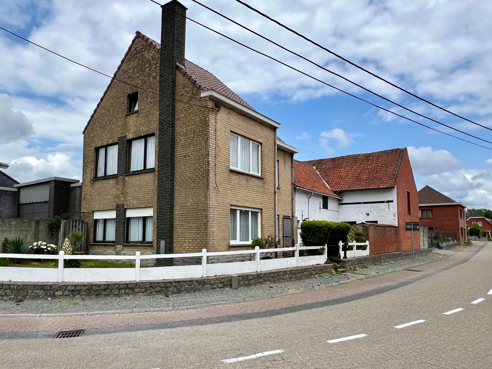 Hoeve met woning, stal en schuur met authentieke elementen. foto 3