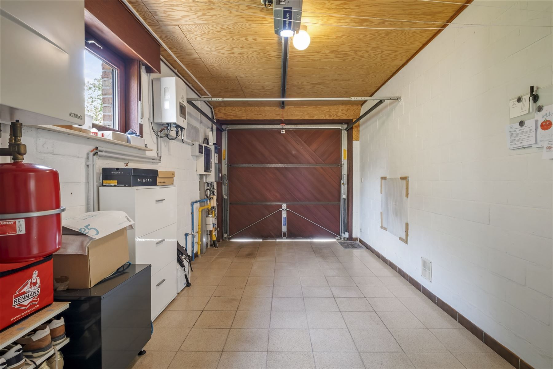 Instapklare woning met 3 slaapkamers, tuin en twee garages in een rustige straat foto 16