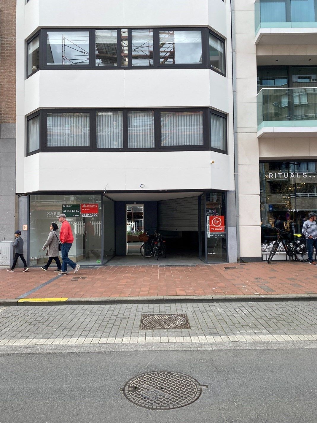 Casco - Centraal gelegen handelsgelijkvloers in het tweede deel van de Lippenslaan, met in de nabije omgeving winkels zoals: Rituals, Kruidvat, Etam, ... op enk foto 8