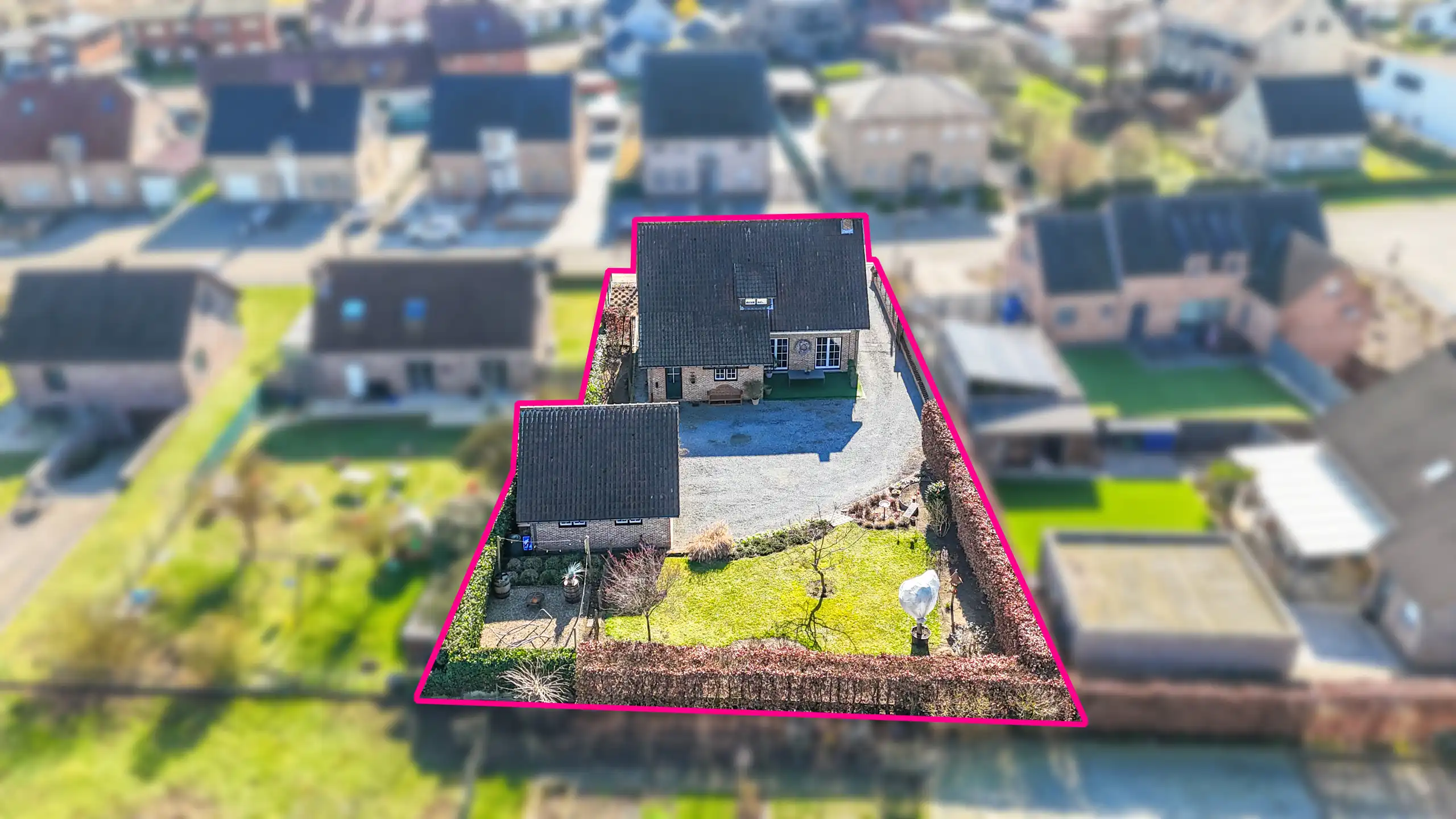 Instapklare gezinswoning met 5slpks, dubbele garage en tuin! foto 56