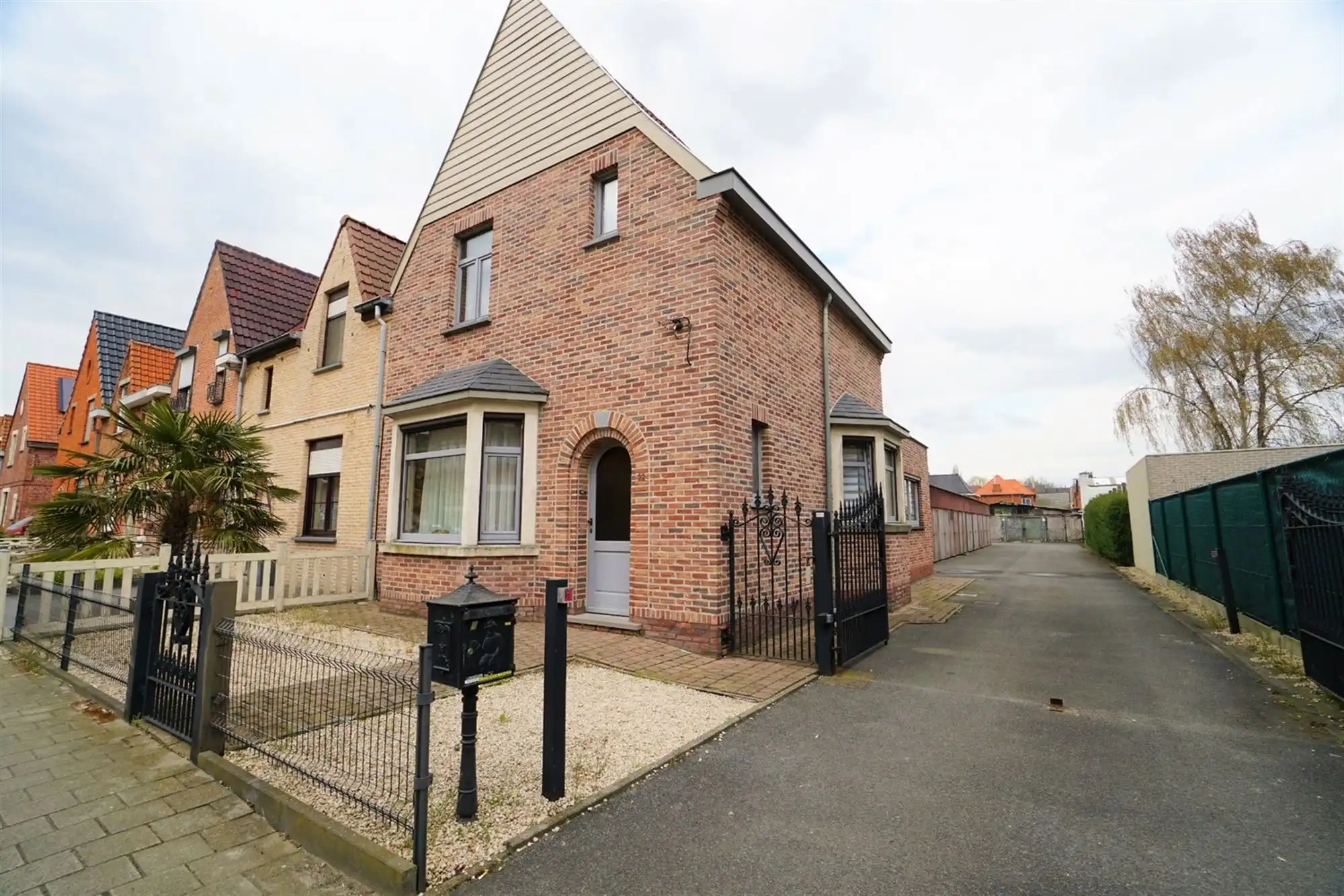 Rustig gelegen woning met 2 à 3 slaapkamers en grote garage te Gent foto {{pictureIndex}}