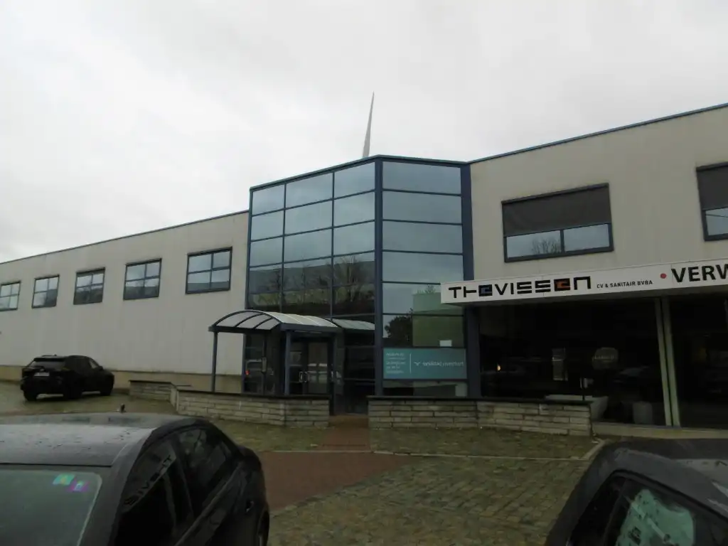 Vlot bereikbare kantoorruimte op de eerste verdieping. foto {{pictureIndex}}