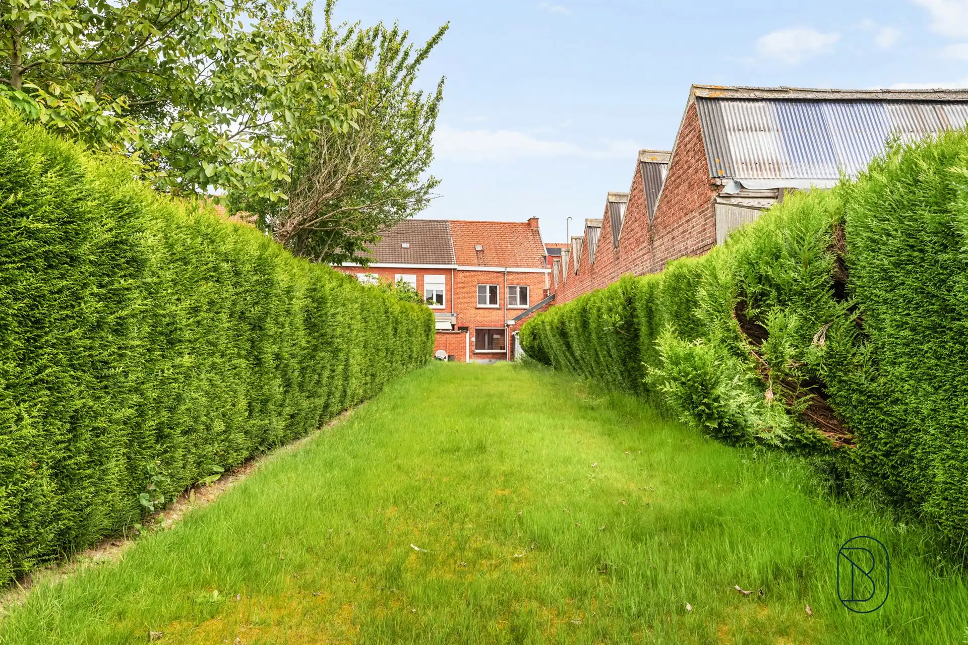 Te renoveren gezinswoning met 3 slaapkamers en grote tuin! foto 4