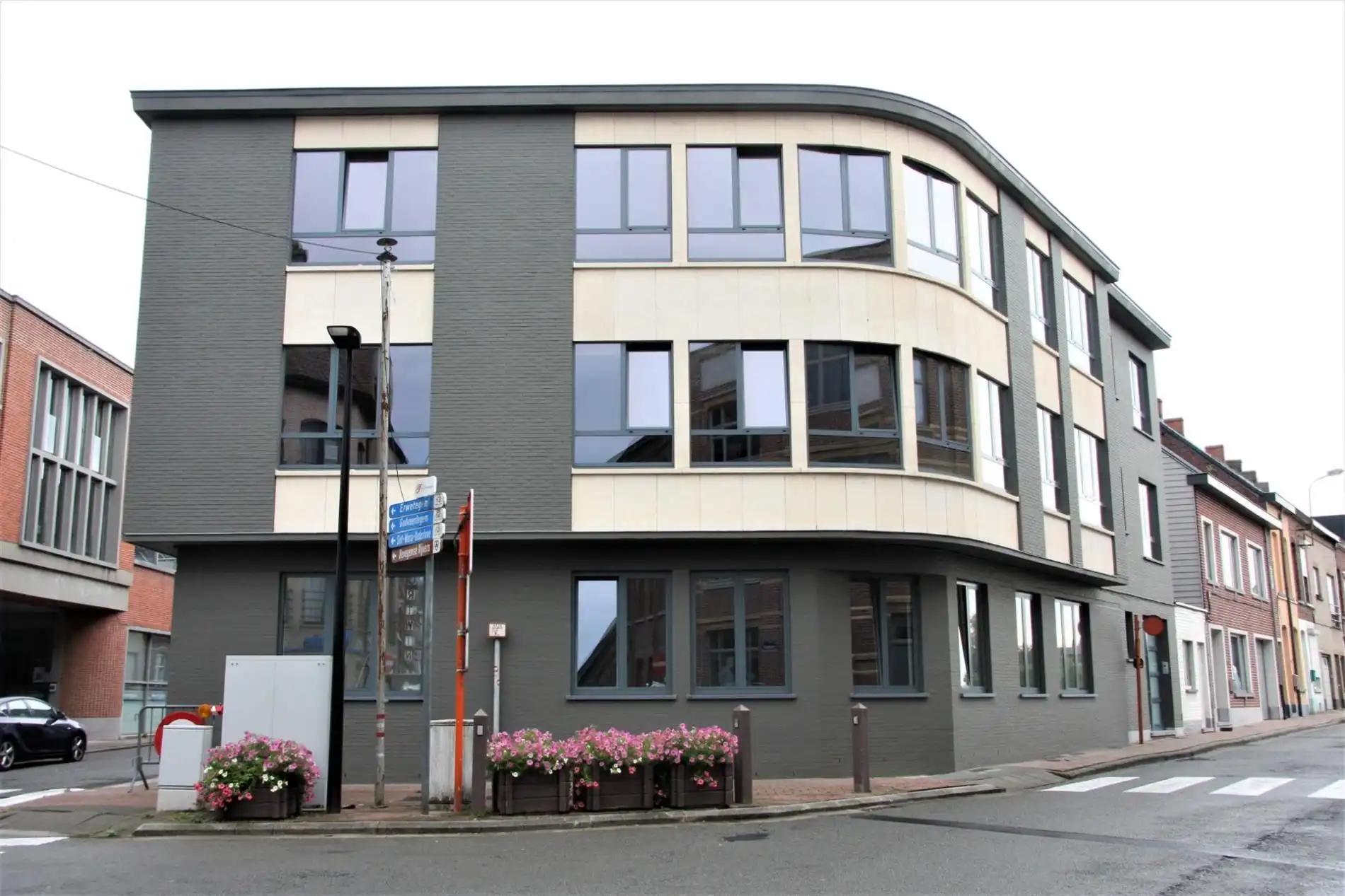 Stijlvol appartement op de 2e verdieping met 3 slaapkamers in het centrum van Zottegem foto 2